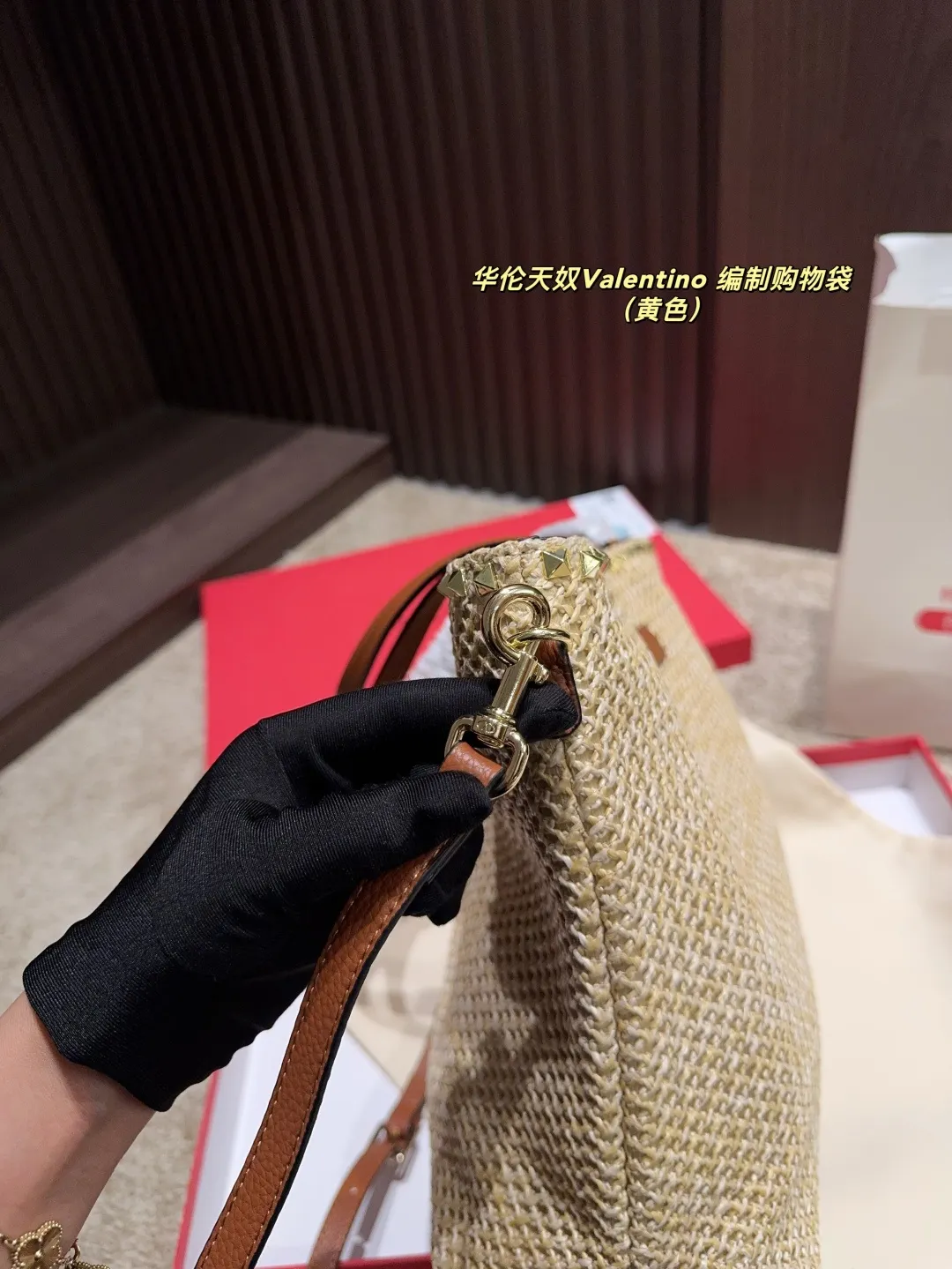p340 comes with box ⚠️Size 45.28 Valentino woven shopping bag. Playful and super personality, whoever carries it will look better. Can’t hide the foreign style. Exquisite routing. Color matching is very distinctive. It is versatile and can be matched with daily life. Casual and playful, but with a little bit of a celebrity style. It will definitely become a super hot item in the new year, spring and summer ♥️