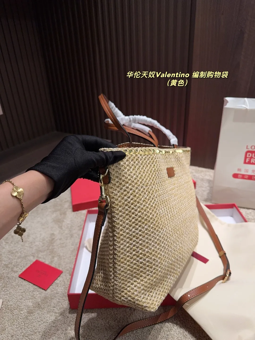 p340 comes with box ⚠️Size 45.28 Valentino woven shopping bag. Playful and super personality, whoever carries it will look better. Can’t hide the foreign style. Exquisite routing. Color matching is very distinctive. It is versatile and can be matched with daily life. Casual and playful, but with a little bit of a celebrity style. It will definitely become a super hot item in the new year, spring and summer ♥️