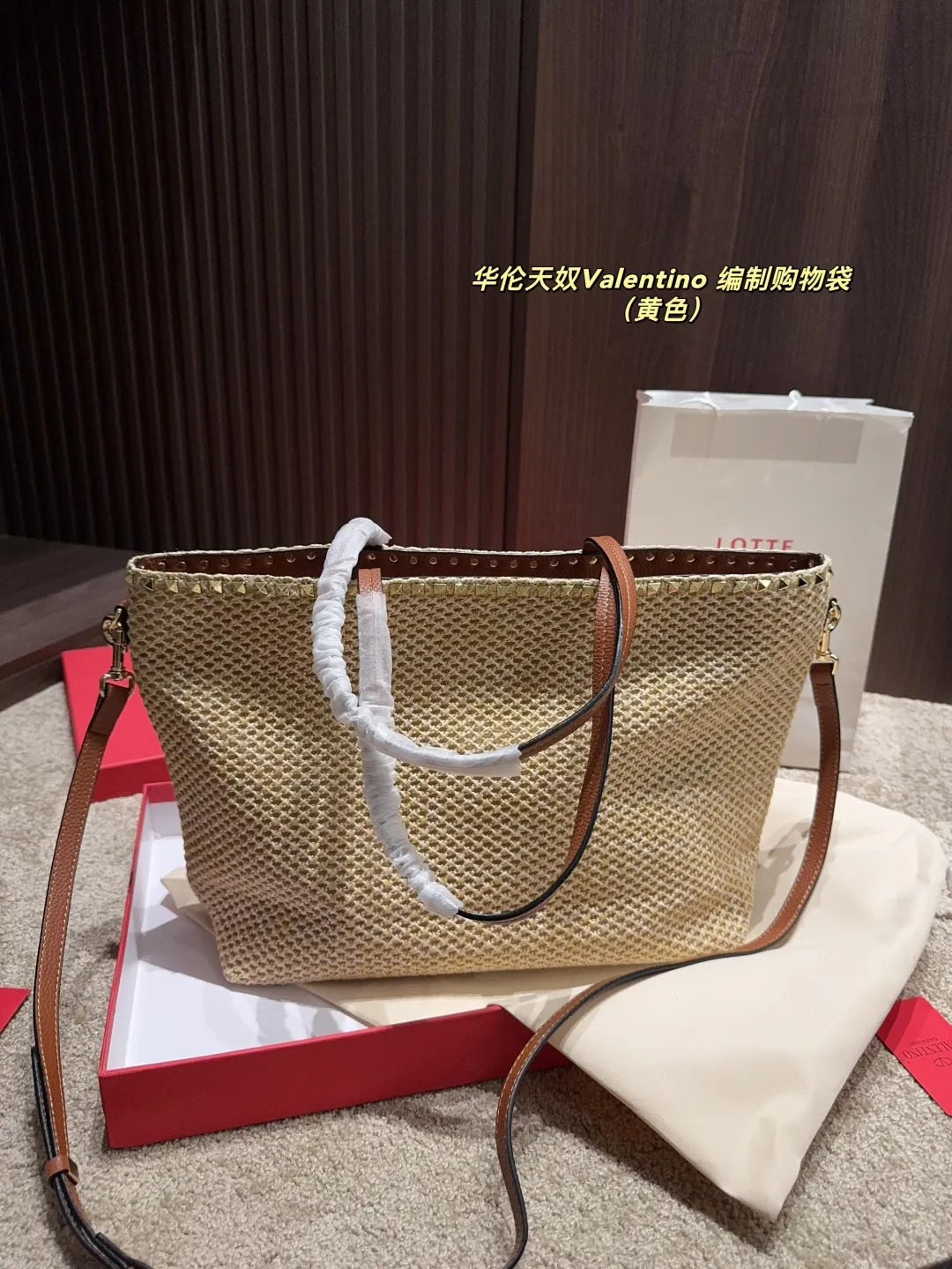 p340 comes with box ⚠️Size 45.28 Valentino woven shopping bag. Playful and super personality, whoever carries it will look better. Can’t hide the foreign style. Exquisite routing. Color matching is very distinctive. It is versatile and can be matched with daily life. Casual and playful, but with a little bit of a celebrity style. It will definitely become a super hot item in the new year, spring and summer ♥️