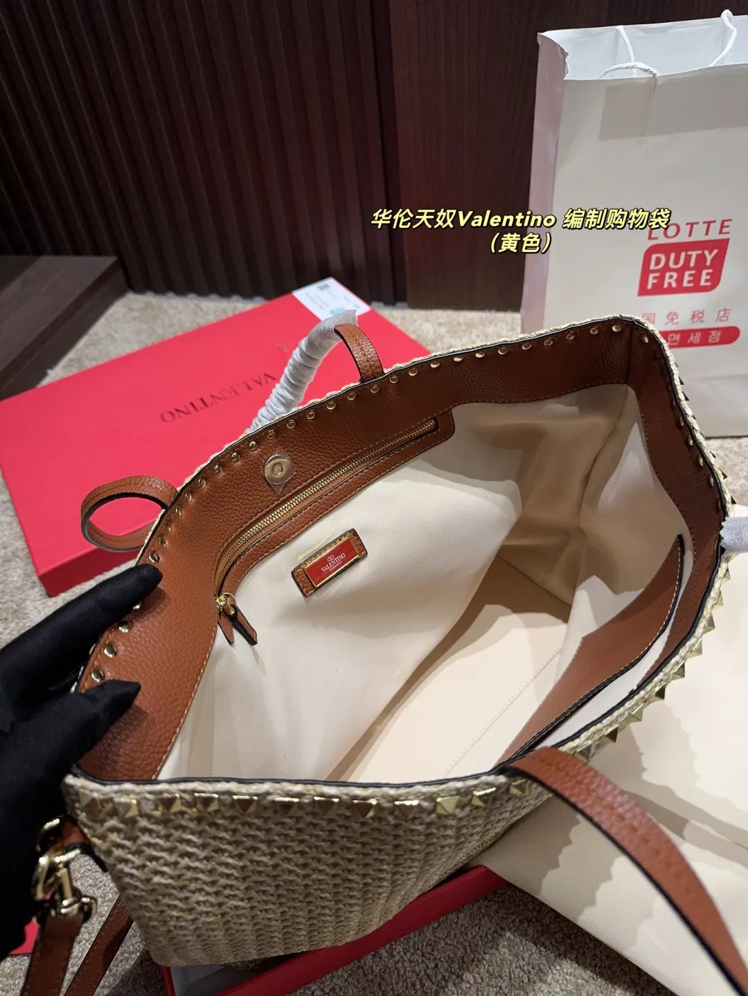 p340 comes with box ⚠️Size 45.28 Valentino woven shopping bag. Playful and super personality, whoever carries it will look better. Can’t hide the foreign style. Exquisite routing. Color matching is very distinctive. It is versatile and can be matched with daily life. Casual and playful, but with a little bit of a celebrity style. It will definitely become a super hot item in the new year, spring and summer ♥️