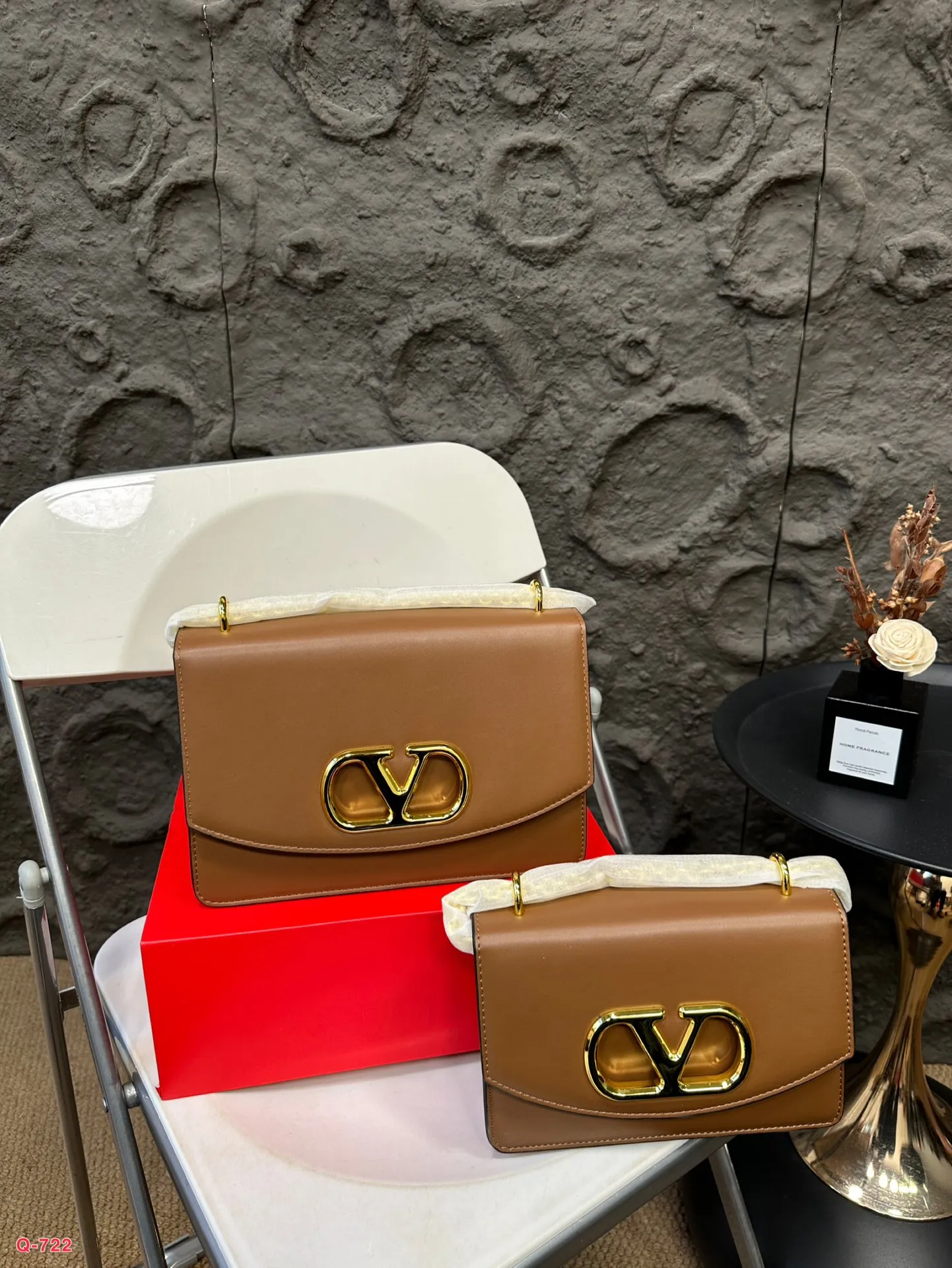 💰290💰300 Comes with folding box. Size 20.13/24.16cm. Valentino shoulder bag, camera bag. It’s fashionable and easy to match. It doesn’t look old-fashioned and is easy to match. And Dan’s beauty and temperament bonus is so high~ I love this calmness and elegance.