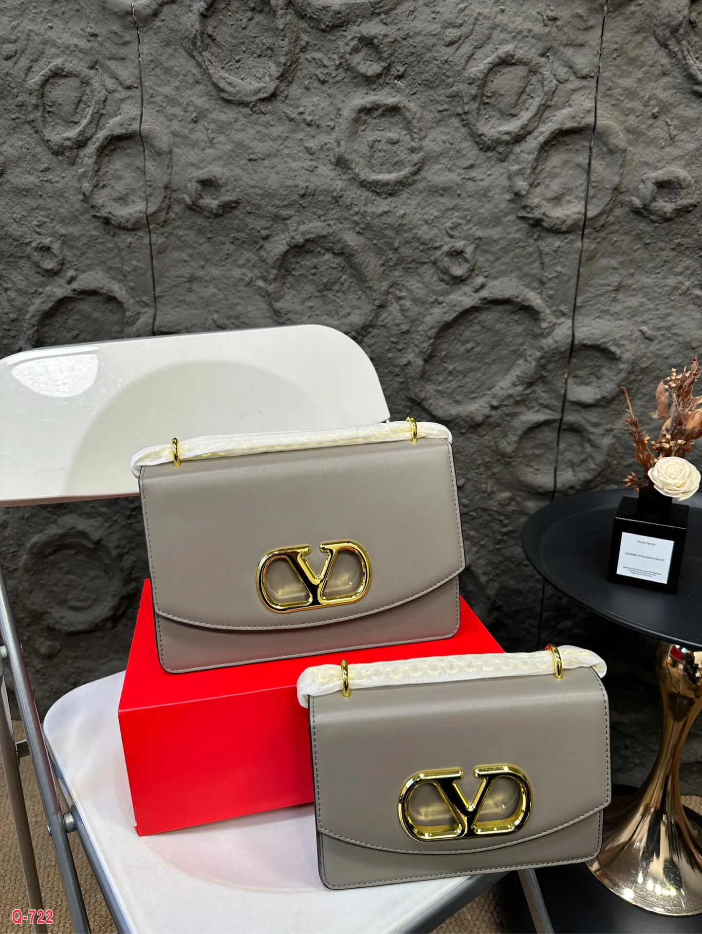💰290💰300 Comes with folding box. Size 20.13/24.16cm. Valentino shoulder bag, camera bag. It’s fashionable and easy to match. It doesn’t look old-fashioned and is easy to match. And Dan’s beauty and temperament bonus is so high~ I love this calmness and elegance.