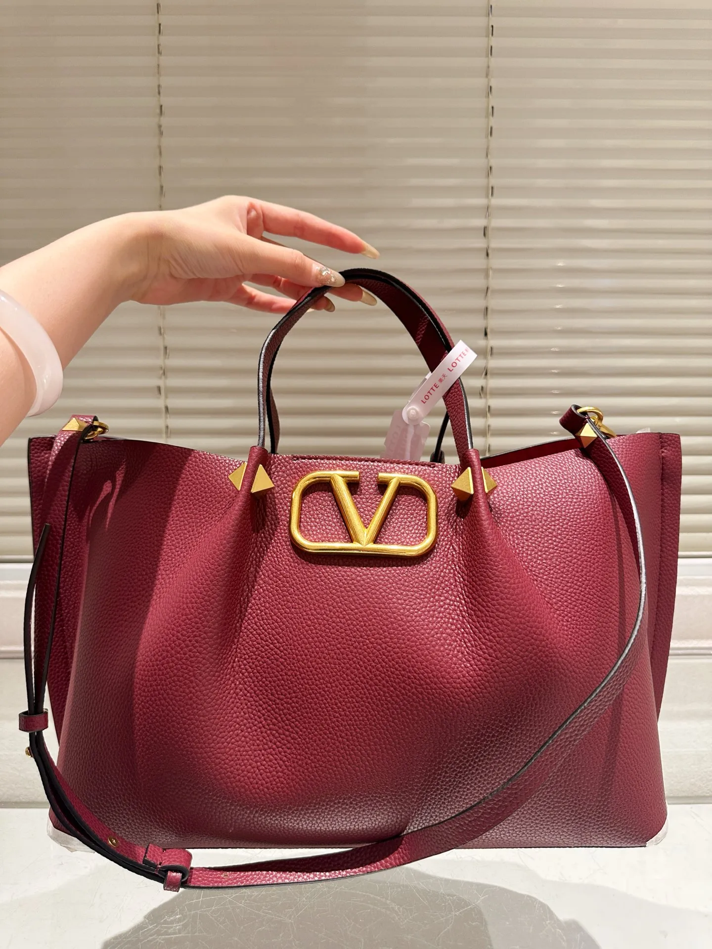 P370⚠️Size 37.24 Valentino handbag can be worn cross-body. It has a retro feel. It is high-end yet elegant. It has a great sense of atmosphere. It can be worn for commuting, leisure and dating.