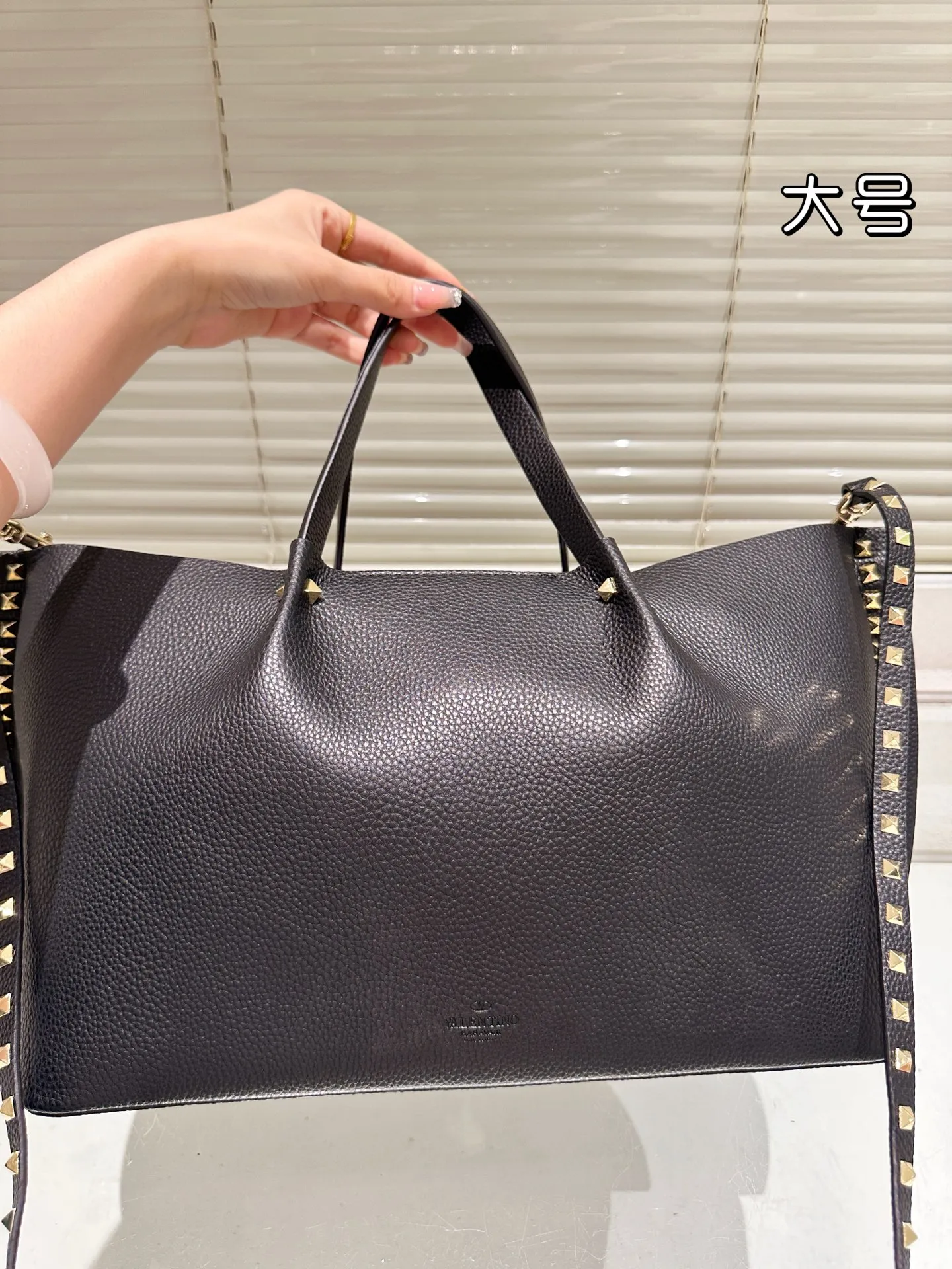 P430⚠️Size 36.23 Valentino handbag can be worn cross-body. It has a retro feel. It is high-end yet elegant. It has a great sense of atmosphere. It can be worn for commuting, leisure and dating.