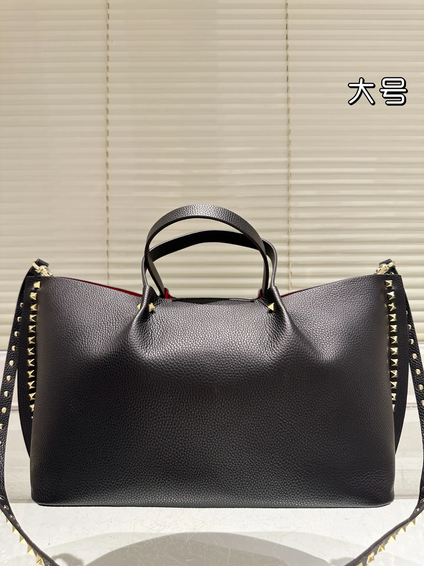 P430⚠️Size 36.23 Valentino handbag can be worn cross-body. It has a retro feel. It is high-end yet elegant. It has a great sense of atmosphere. It can be worn for commuting, leisure and dating.