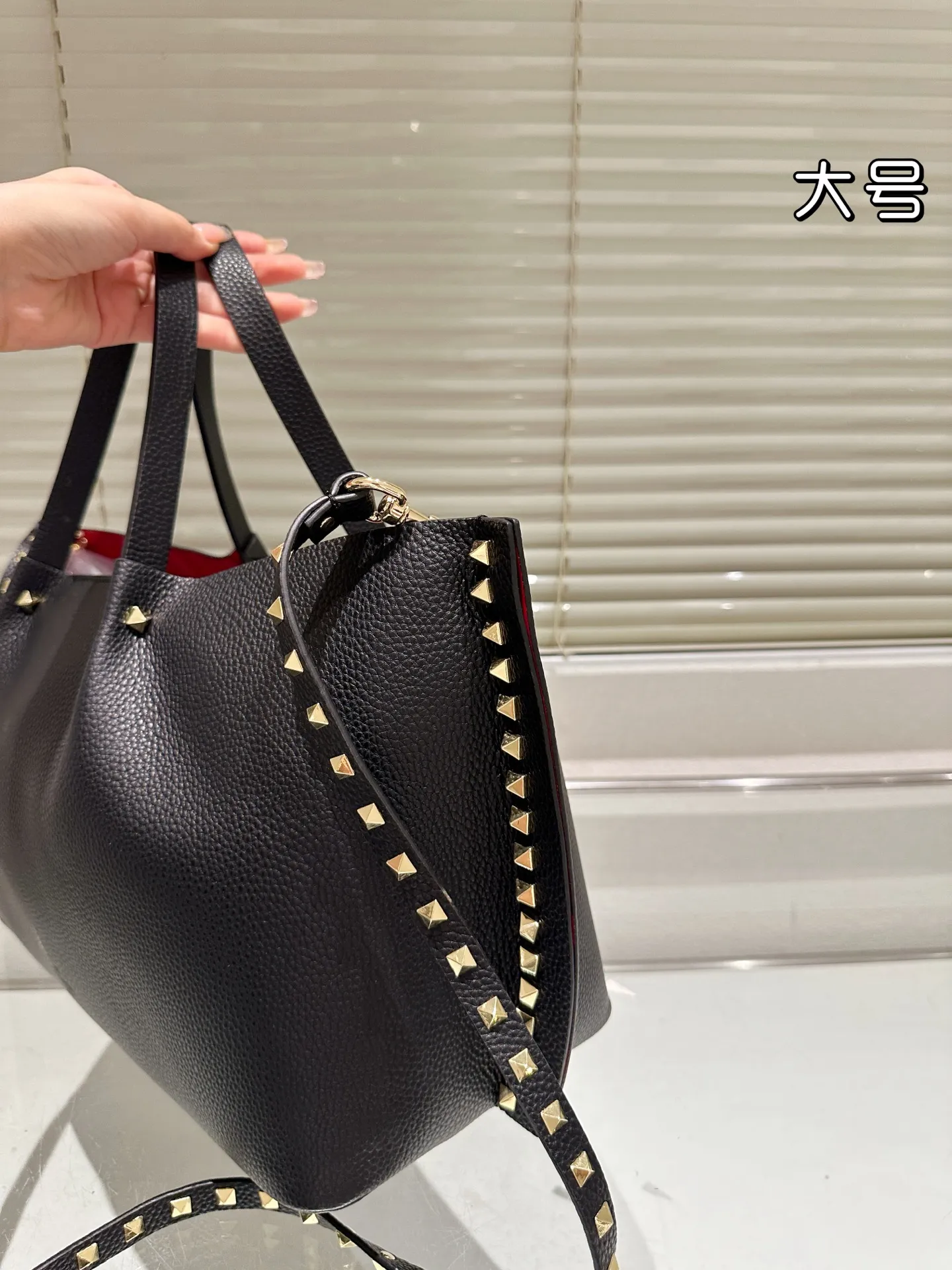 P430⚠️Size 36.23 Valentino handbag can be worn cross-body. It has a retro feel. It is high-end yet elegant. It has a great sense of atmosphere. It can be worn for commuting, leisure and dating.