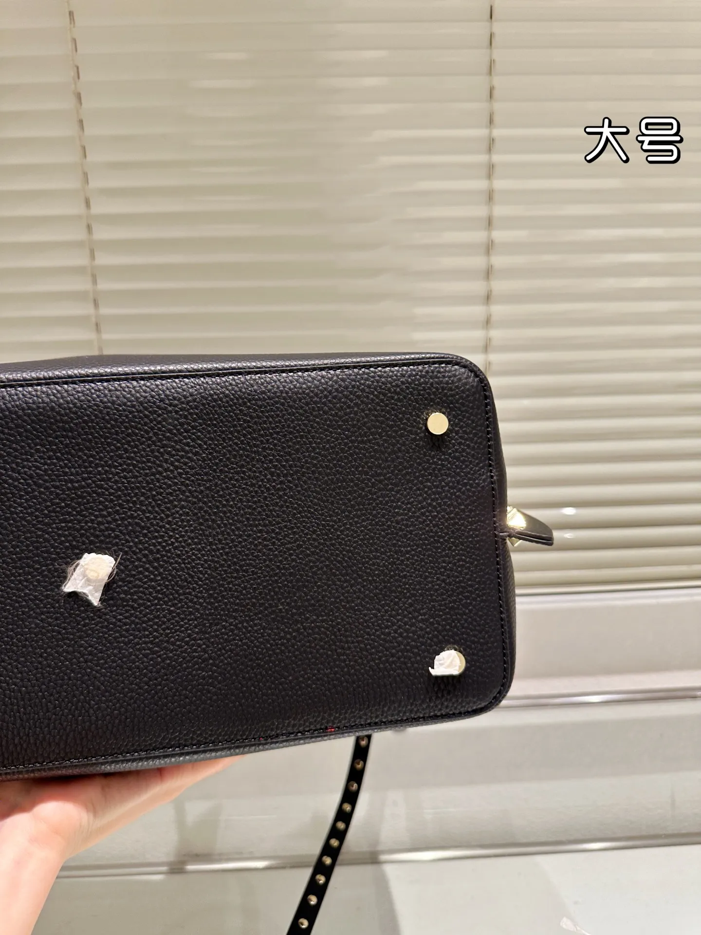 P430⚠️Size 36.23 Valentino handbag can be worn cross-body. It has a retro feel. It is high-end yet elegant. It has a great sense of atmosphere. It can be worn for commuting, leisure and dating.