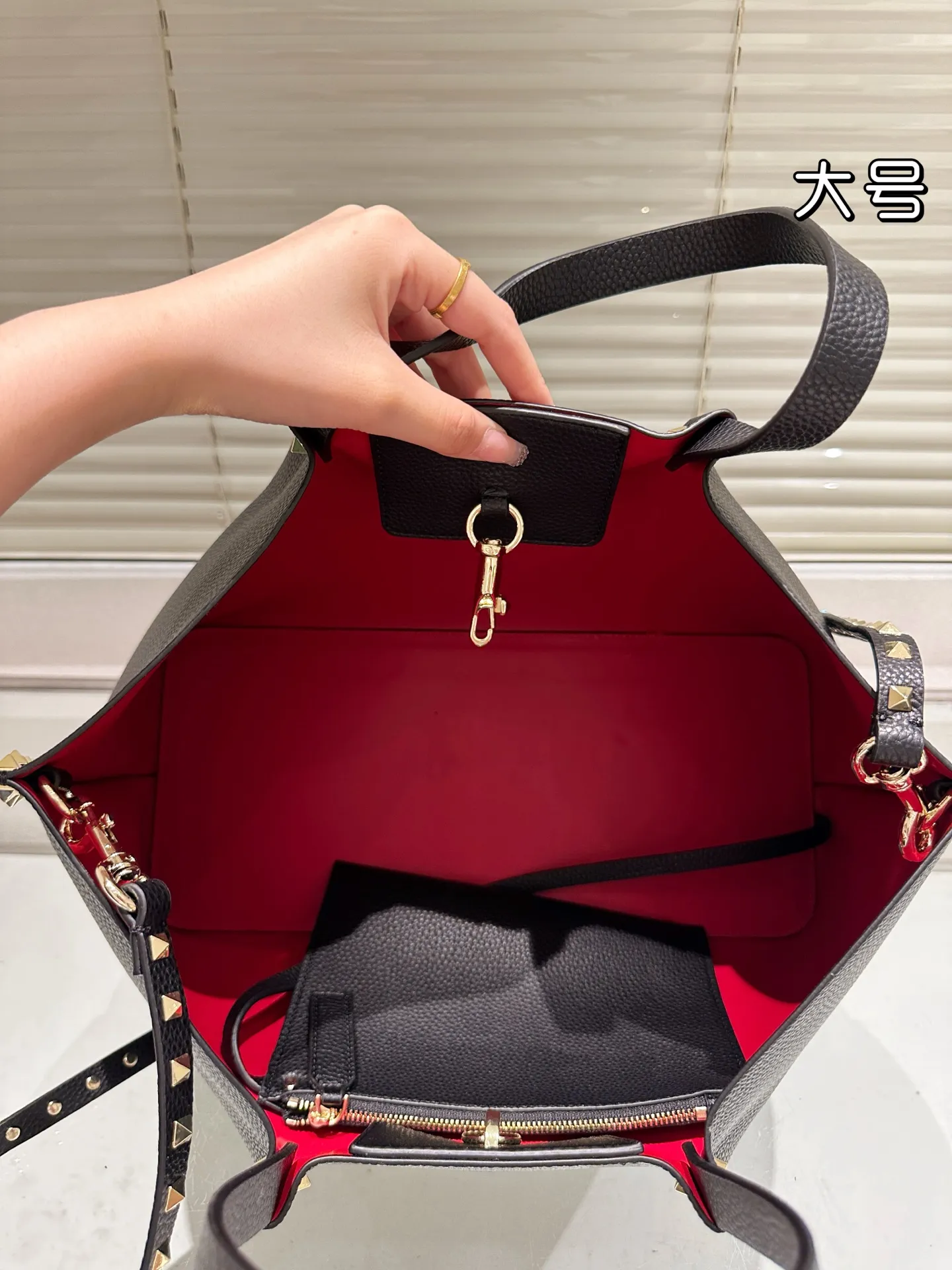 P430⚠️Size 36.23 Valentino handbag can be worn cross-body. It has a retro feel. It is high-end yet elegant. It has a great sense of atmosphere. It can be worn for commuting, leisure and dating.