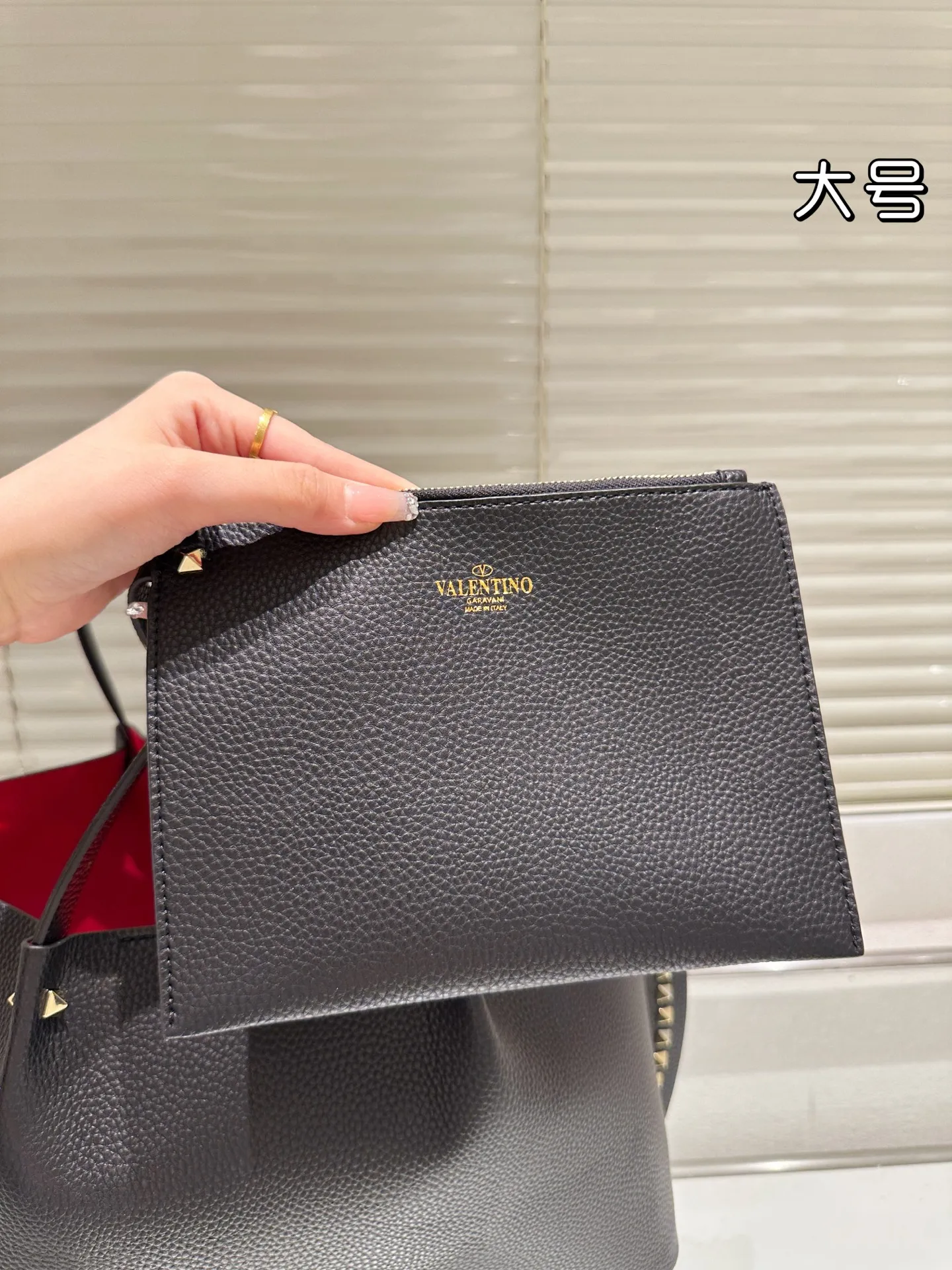 P430⚠️Size 36.23 Valentino handbag can be worn cross-body. It has a retro feel. It is high-end yet elegant. It has a great sense of atmosphere. It can be worn for commuting, leisure and dating.