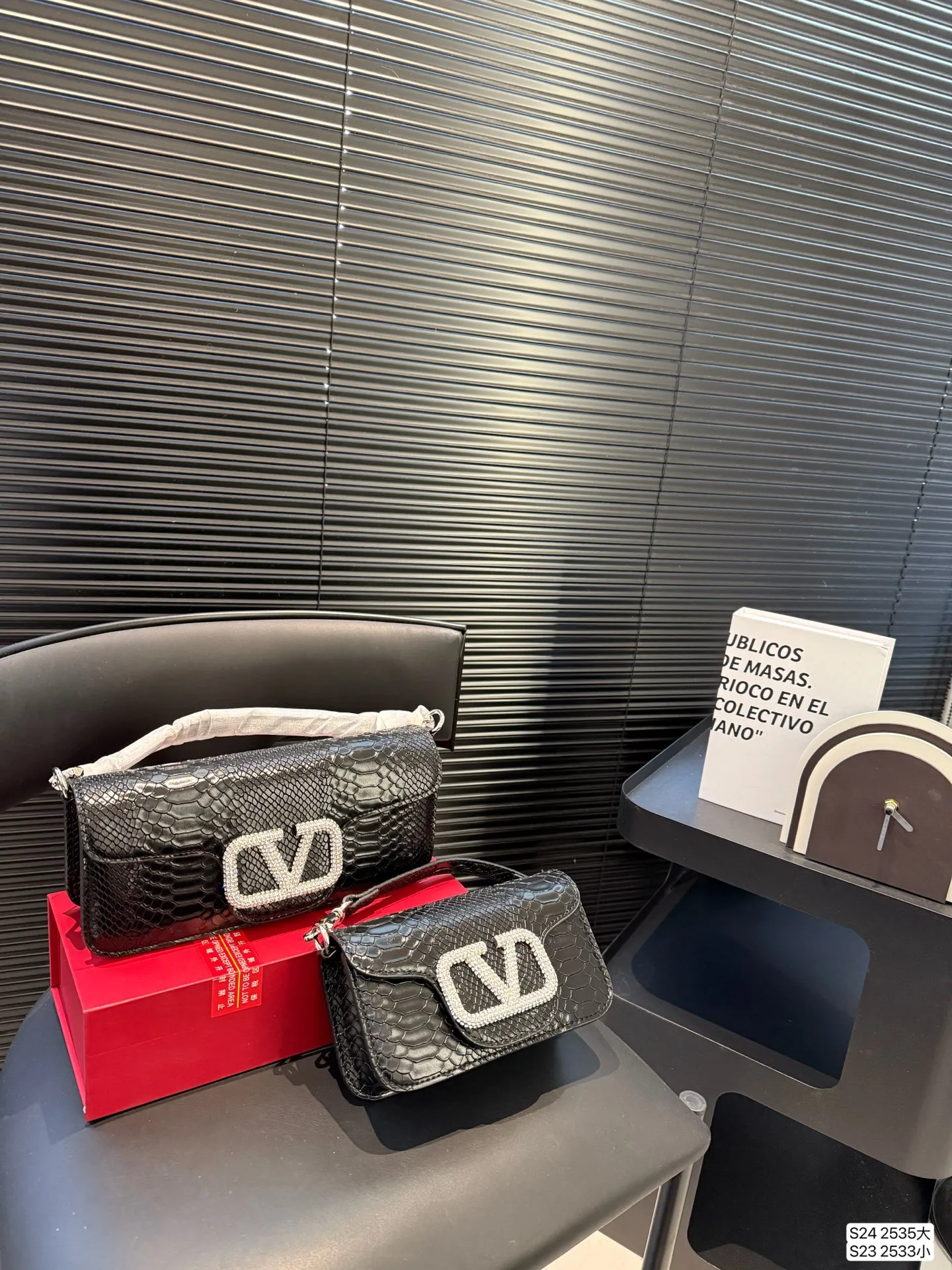 Large size P340 Small size P330 with folding box Valentino shoulder bag Fashionable and easy to match without looking old-fashioned The beauty and temperament bonus is so high~ I love this calmness and elegance Size: large size 27 13 small size 20 12 Item number large size 2535 small size 2533