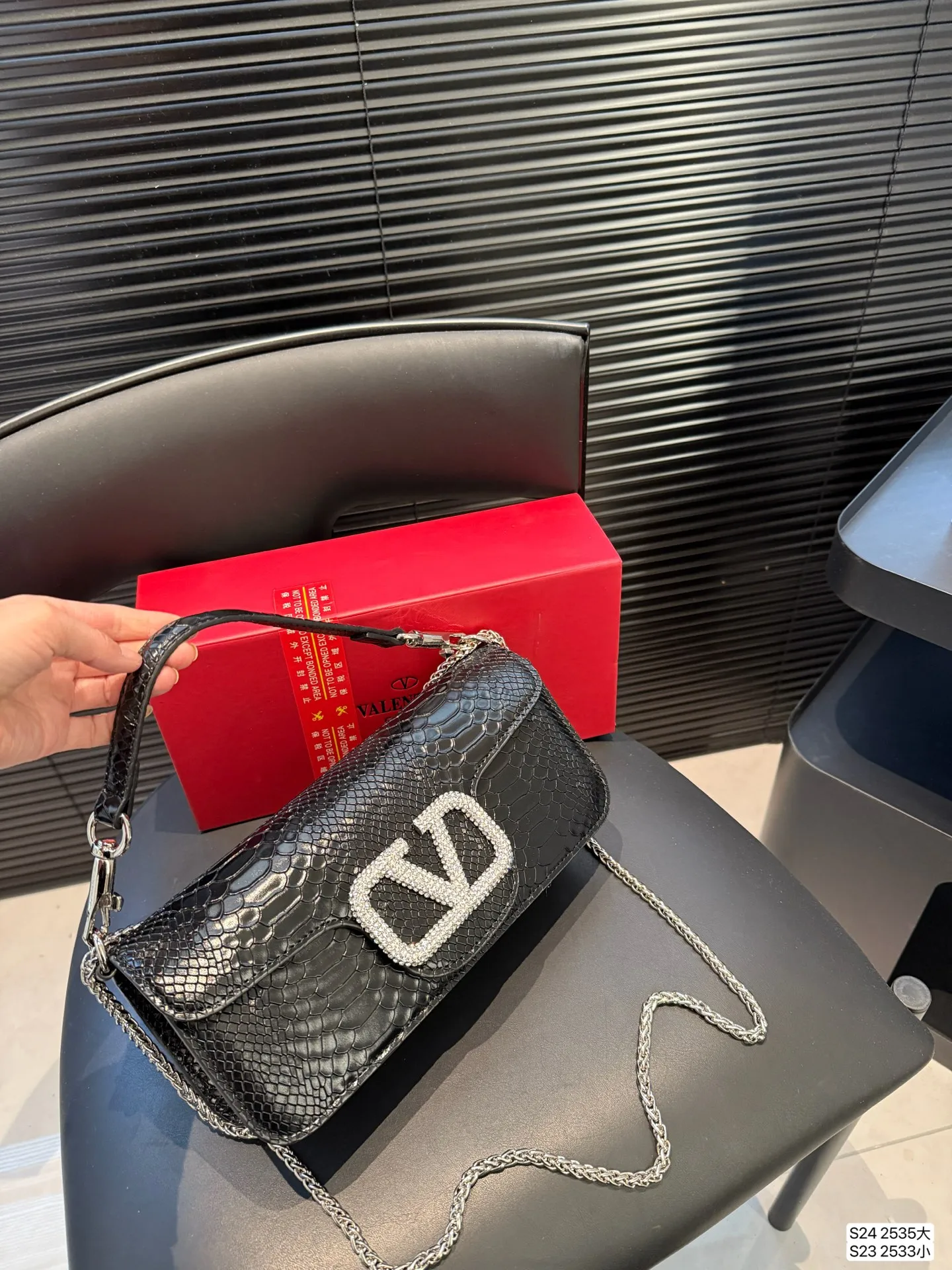 Large size P340 Small size P330 with folding box Valentino shoulder bag Fashionable and easy to match without looking old-fashioned The beauty and temperament bonus is so high~ I love this calmness and elegance Size: large size 27 13 small size 20 12 Item number large size 2535 small size 2533