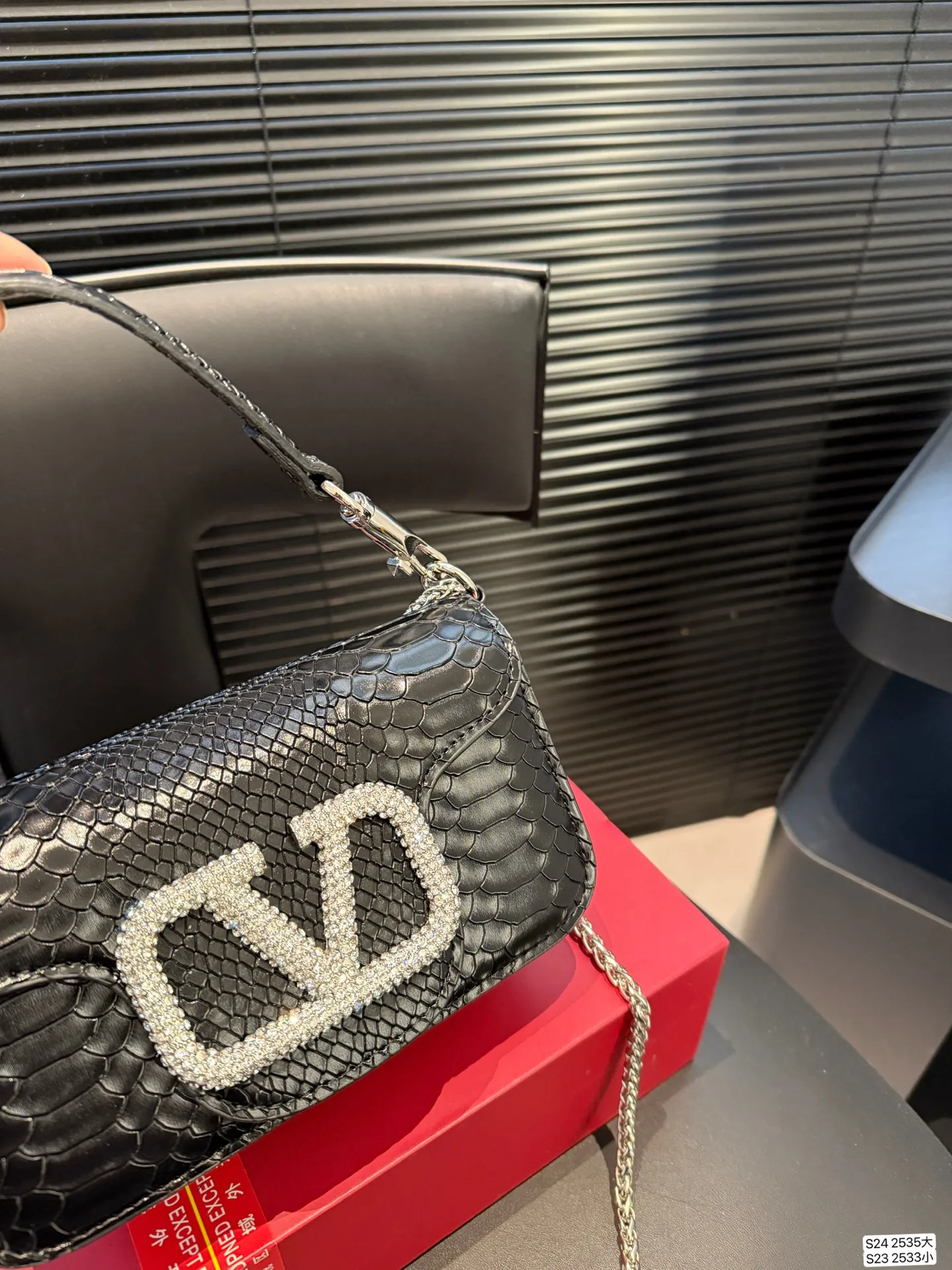 Large size P340 Small size P330 with folding box Valentino shoulder bag Fashionable and easy to match without looking old-fashioned The beauty and temperament bonus is so high~ I love this calmness and elegance Size: large size 27 13 small size 20 12 Item number large size 2535 small size 2533