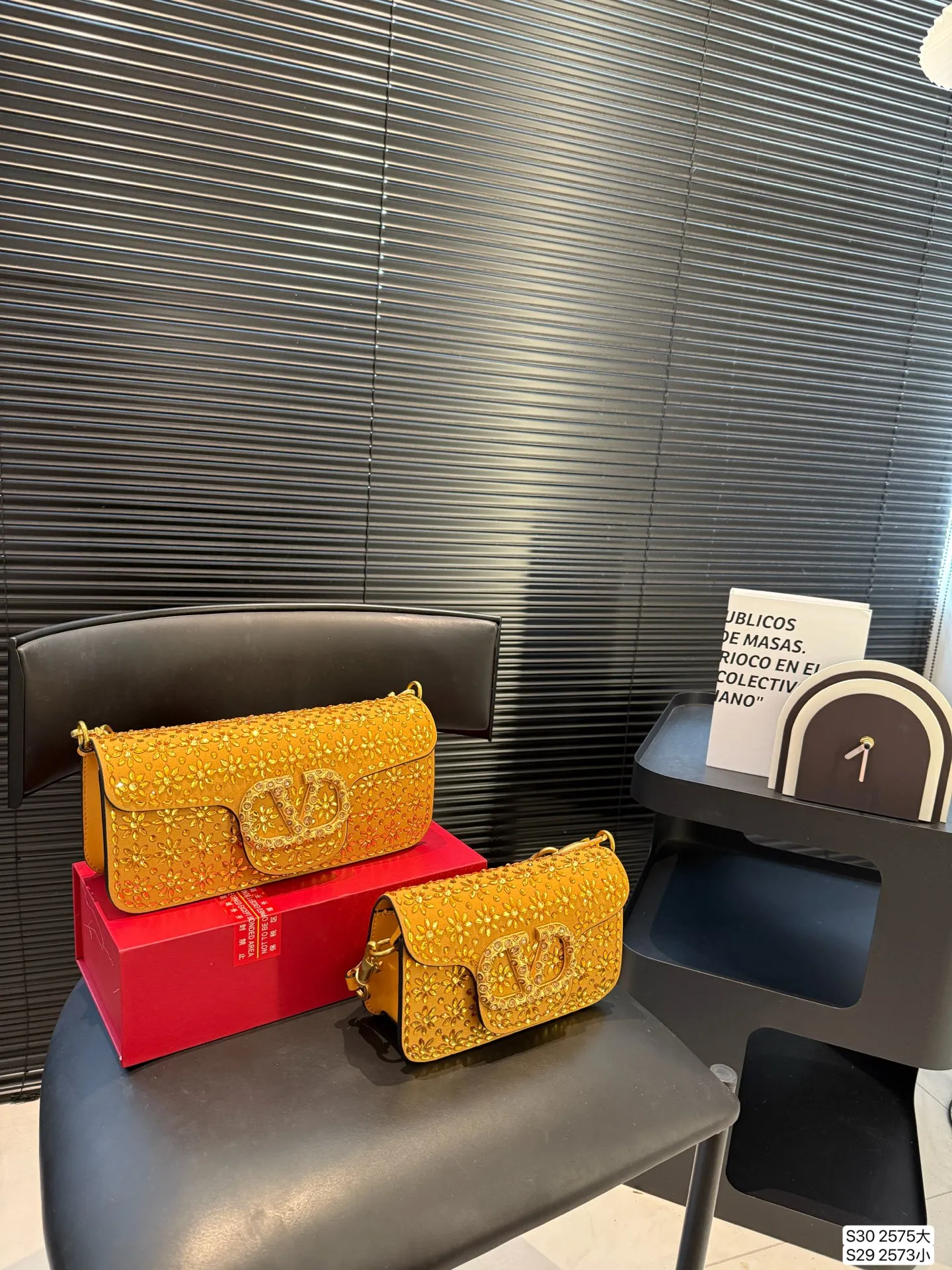 Large size P400, small size P390 with folding box. This time Valentino really went big. Favored by stars from all walks of life ~ The simple design is not only full of art but also exquisite. High-end sizes: large size 27 13.5 small size 20 11 item number large 2575 small 2573