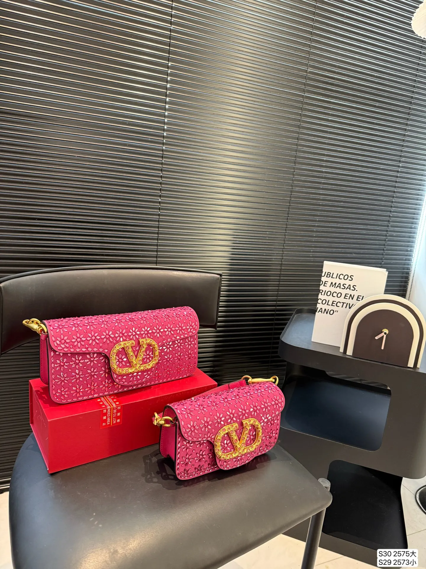 Large size P400, small size P390 with folding box. This time Valentino really went big. Favored by stars from all walks of life ~ The simple design is not only full of art but also exquisite. High-end sizes: large size 27 13.5 small size 20 11 item number large 2575 small 2573