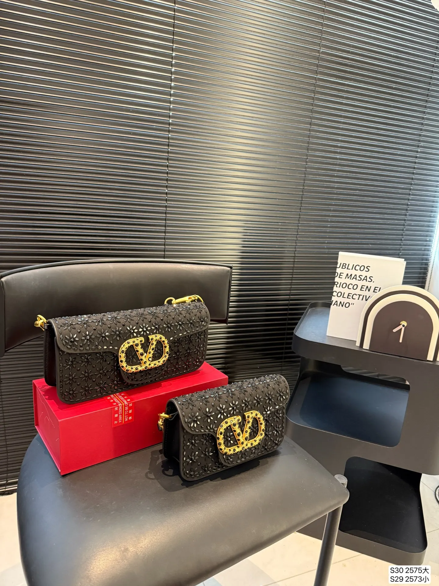 Large size P400, small size P390 with folding box. This time Valentino really went big. Favored by stars from all walks of life ~ The simple design is not only full of art but also exquisite. High-end sizes: large size 27 13.5 small size 20 11 item number large 2575 small 2573