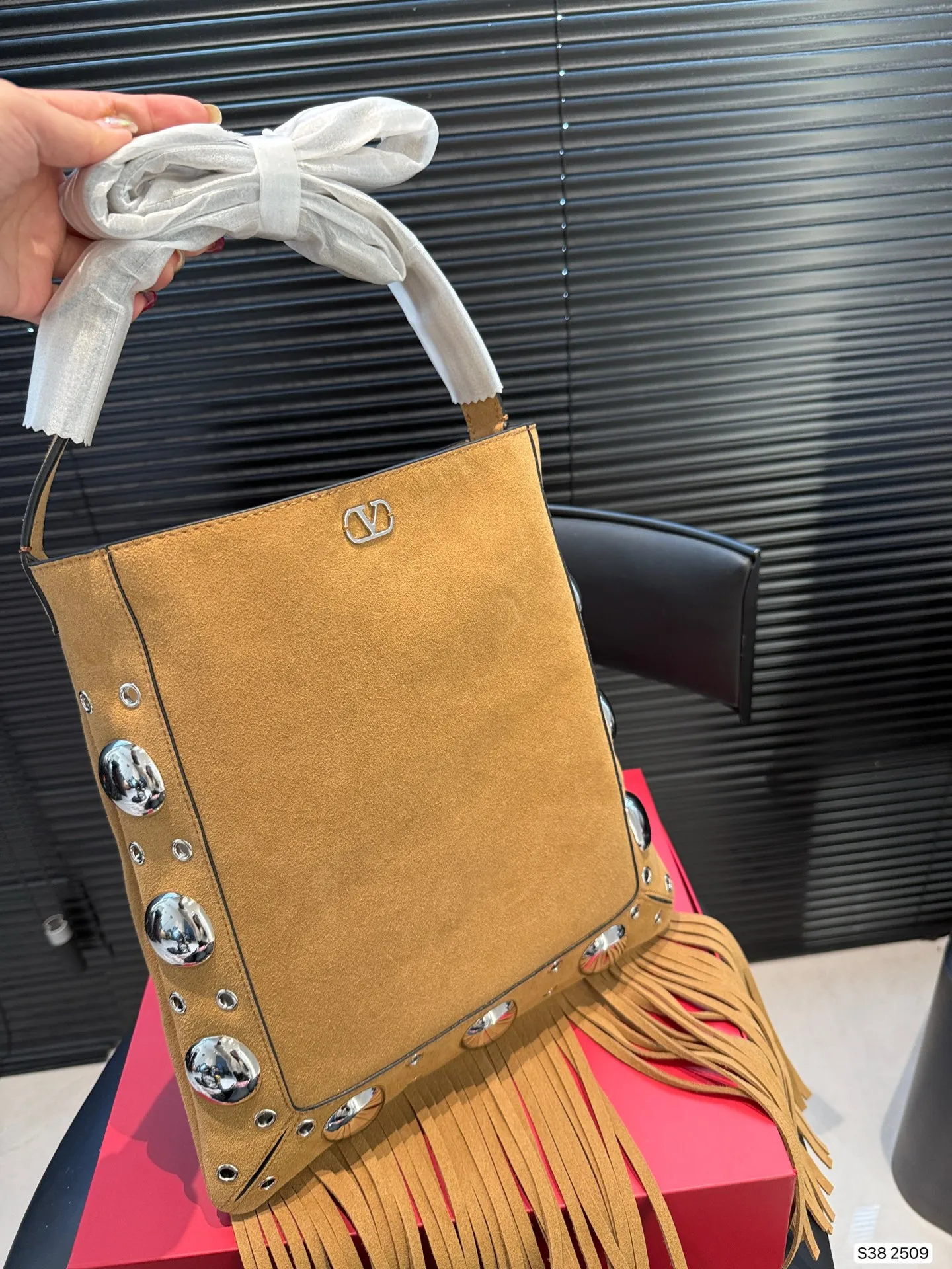 P480 Valentino Tote with folding box Suede rivet Tote New favorite in autumn | Practical and versatile bag Autumn is here, don’t you feel like it’s time to add new members to your wardrobe and bags? This versatile bag is definitely the best choice! Not only is it large in capacity, it can hold daily necessities, but it is also full of design details. Pair it with any style of outfit to create a fashionable look easily. Whether it is daily commuting or weekend gatherings, it can be perfectly held! Come and get the same style! Size 29 31 Item No. 2509
