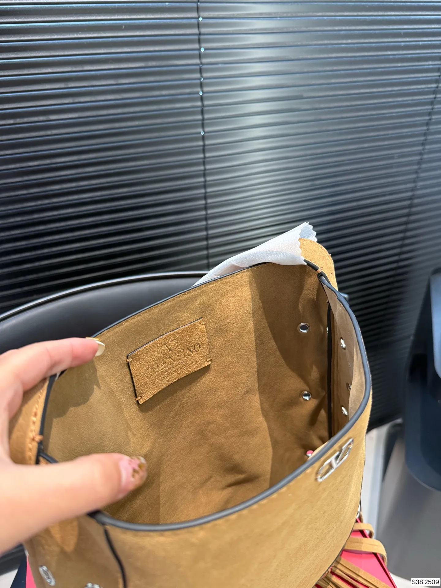P480 Valentino Tote with folding box Suede rivet Tote New favorite in autumn | Practical and versatile bag Autumn is here, don’t you feel like it’s time to add new members to your wardrobe and bags? This versatile bag is definitely the best choice! Not only is it large in capacity, it can hold daily necessities, but it is also full of design details. Pair it with any style of outfit to create a fashionable look easily. Whether it is daily commuting or weekend gatherings, it can be perfectly held! Come and get the same style! Size 29 31 Item No. 2509