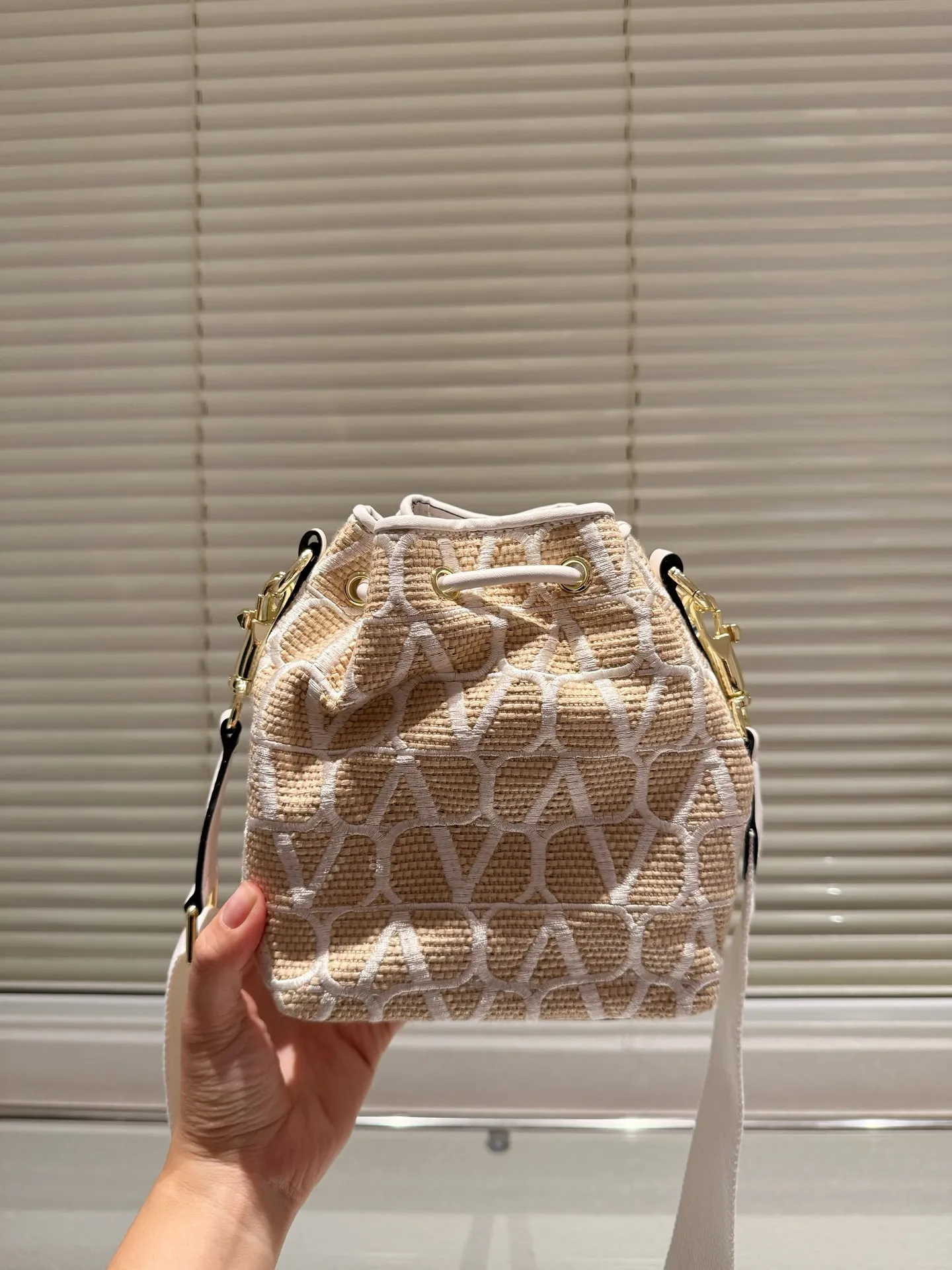 P380 Straw Valentino Valentino Loco A must-have for beautiful fairies. It’s also so pretty. Hand-held shoulder bag. Unlock fashion charm. Salty or sweet. The most beautiful girl on the street. Size 15.19cm. Comes with folding gift box.