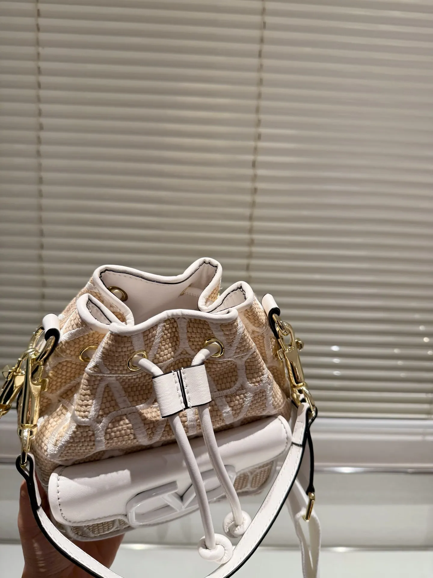 P380 Straw Valentino Valentino Loco A must-have for beautiful fairies. It’s also so pretty. Hand-held shoulder bag. Unlock fashion charm. Salty or sweet. The most beautiful girl on the street. Size 15.19cm. Comes with folding gift box.