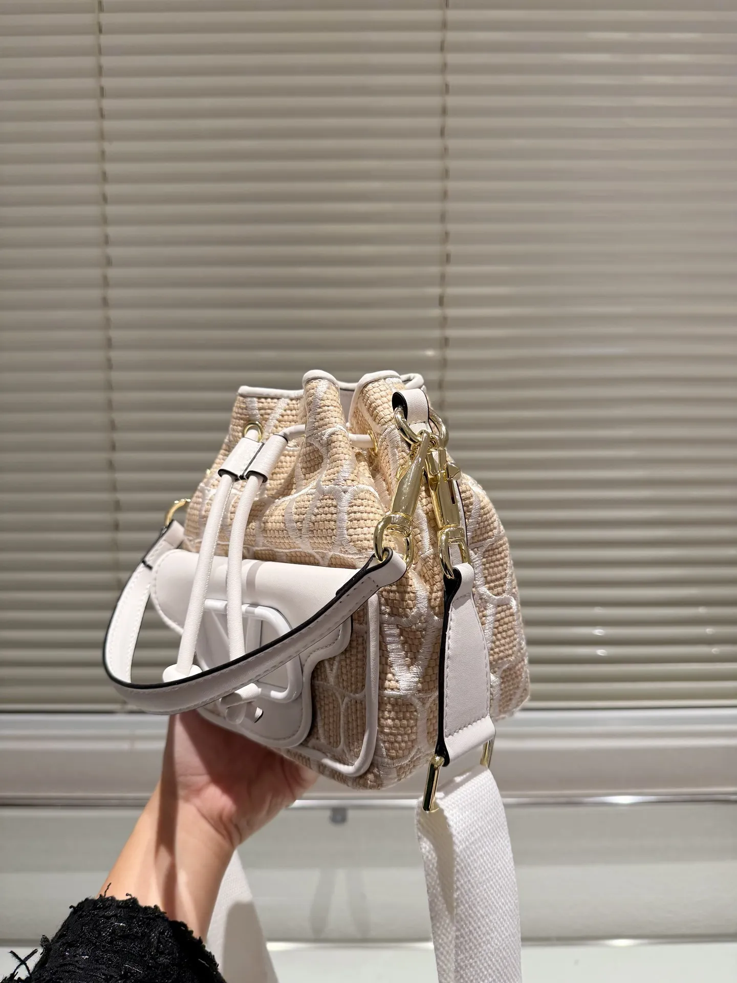 P380 Straw Valentino Valentino Loco A must-have for beautiful fairies. It’s also so pretty. Hand-held shoulder bag. Unlock fashion charm. Salty or sweet. The most beautiful girl on the street. Size 15.19cm. Comes with folding gift box.