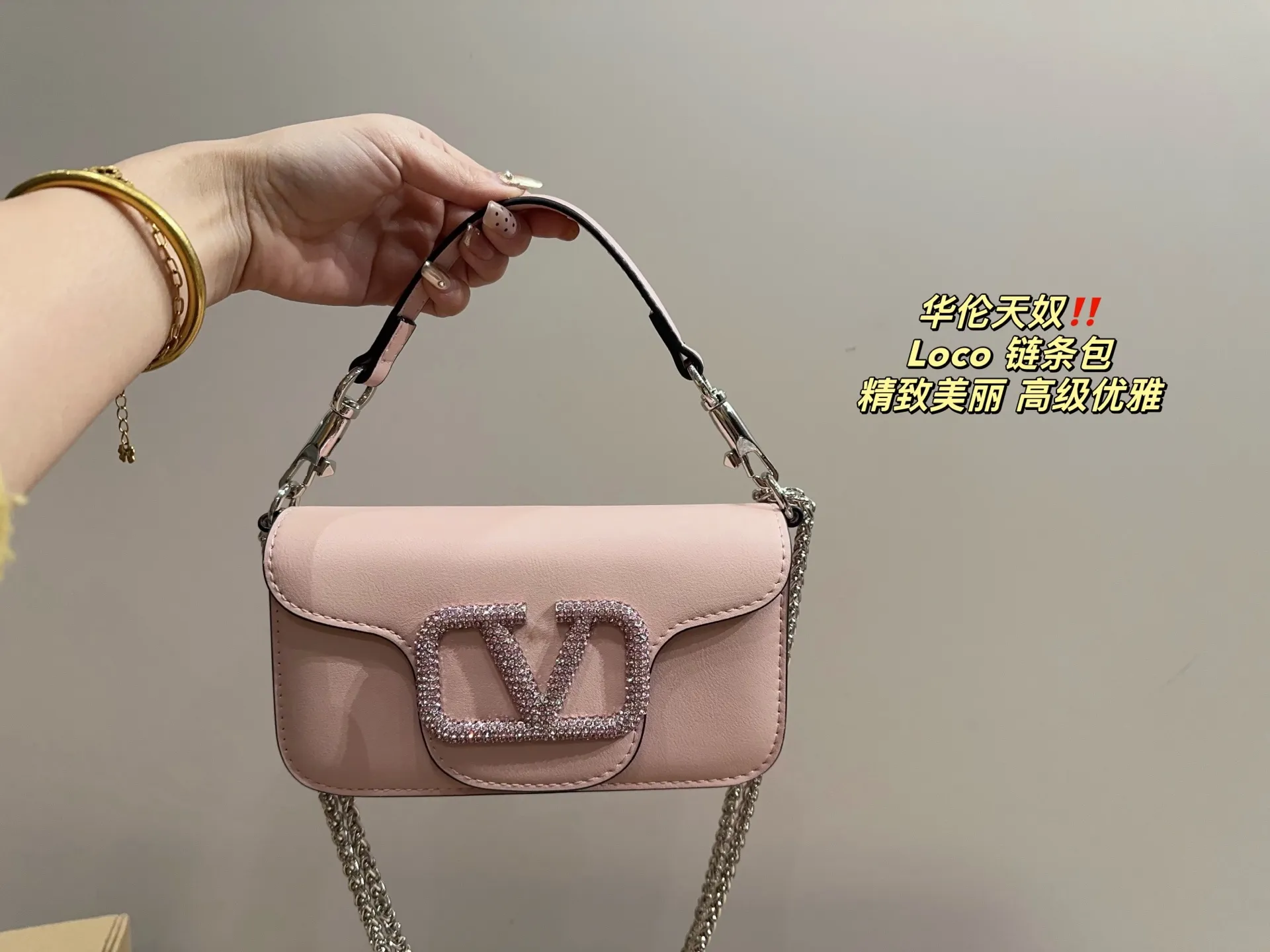 P300 comes with folding box ⚠️Size 20.10 Valentino Loco chain bag Exquisite and beautiful High-end elegance Very easy to control, no matter the clothes or seasons Can be used all year round