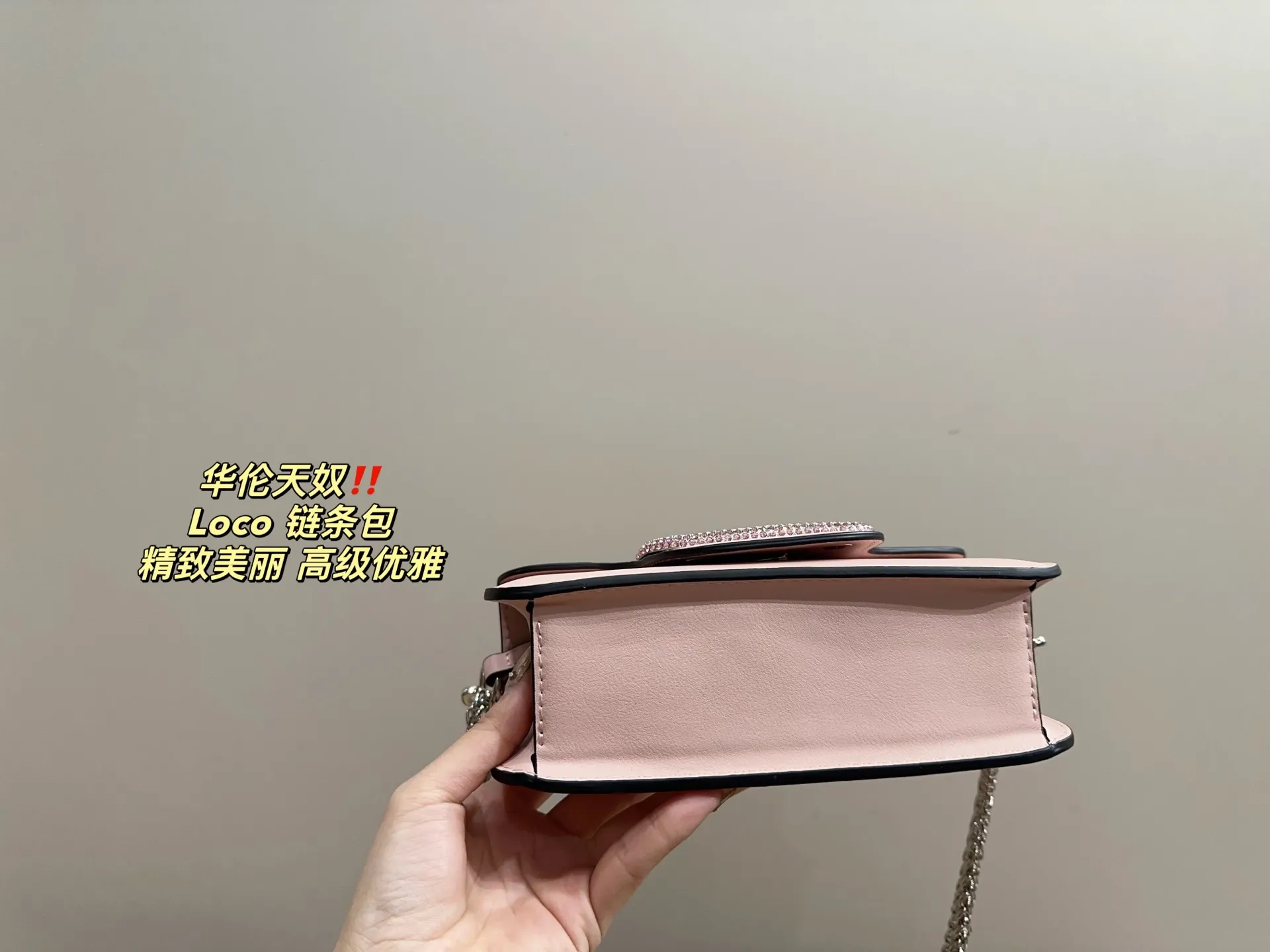 P300 comes with folding box ⚠️Size 20.10 Valentino Loco chain bag Exquisite and beautiful High-end elegance Very easy to control, no matter the clothes or seasons Can be used all year round