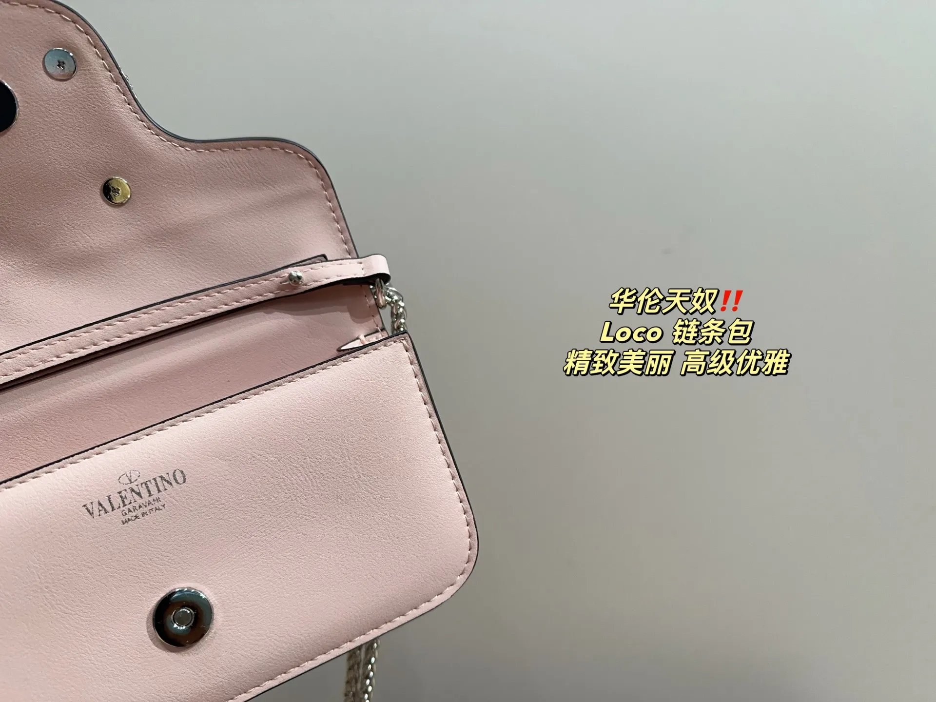 P300 comes with folding box ⚠️Size 20.10 Valentino Loco chain bag Exquisite and beautiful High-end elegance Very easy to control, no matter the clothes or seasons Can be used all year round