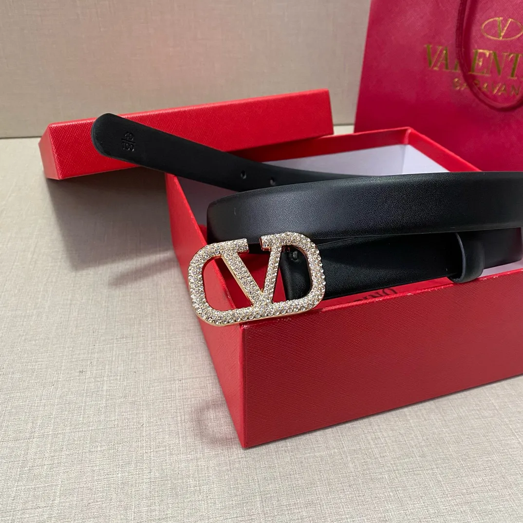 P160 Valentino classic letter series, size 2.5cm, hardware adopts classic logo cowhide first-layer fabric! A non-contrasting belt!