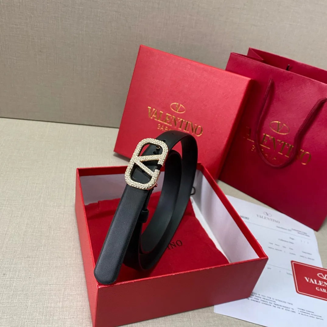 P160 Valentino classic letter series, size 2.5cm, hardware adopts classic logo cowhide first-layer fabric! A non-contrasting belt!