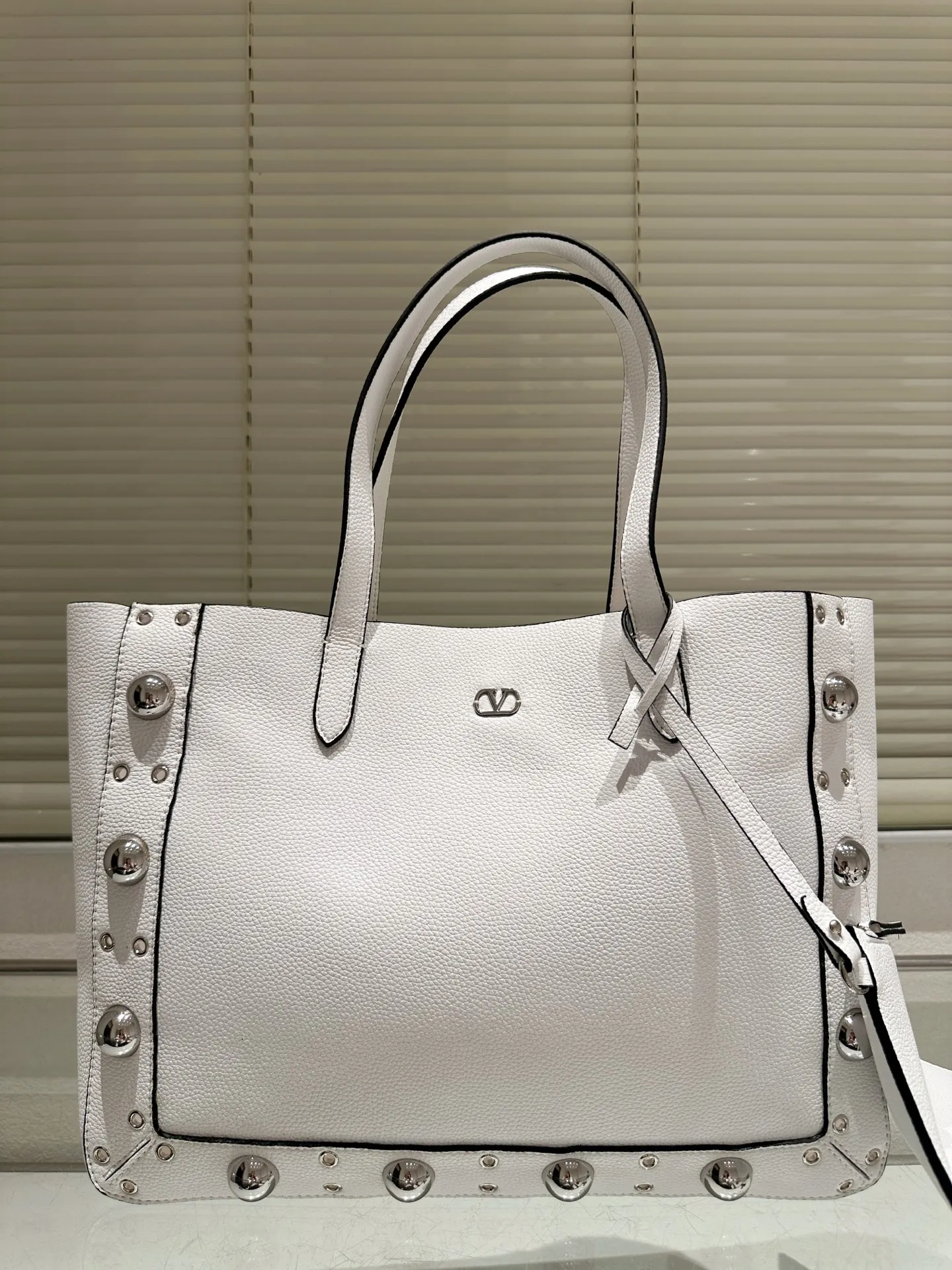 P480 comes with box⚠️Size 40*30 Valentino nellcote tote bag with suede body, decorated with ball rivets and hollow details, balancing retro and fashionable. It can be freely switched between hand-carrying and shoulder-carrying, and combined with a detachable carrying bag, it combines practicality and fun.