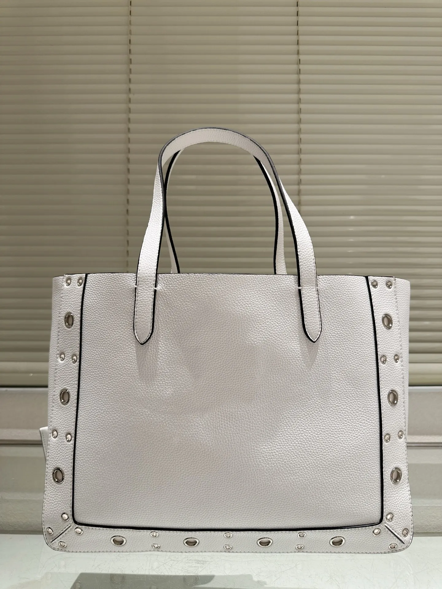 P480 comes with box⚠️Size 40*30 Valentino nellcote tote bag with suede body, decorated with ball rivets and hollow details, balancing retro and fashionable. It can be freely switched between hand-carrying and shoulder-carrying, and combined with a detachable carrying bag, it combines practicality and fun.