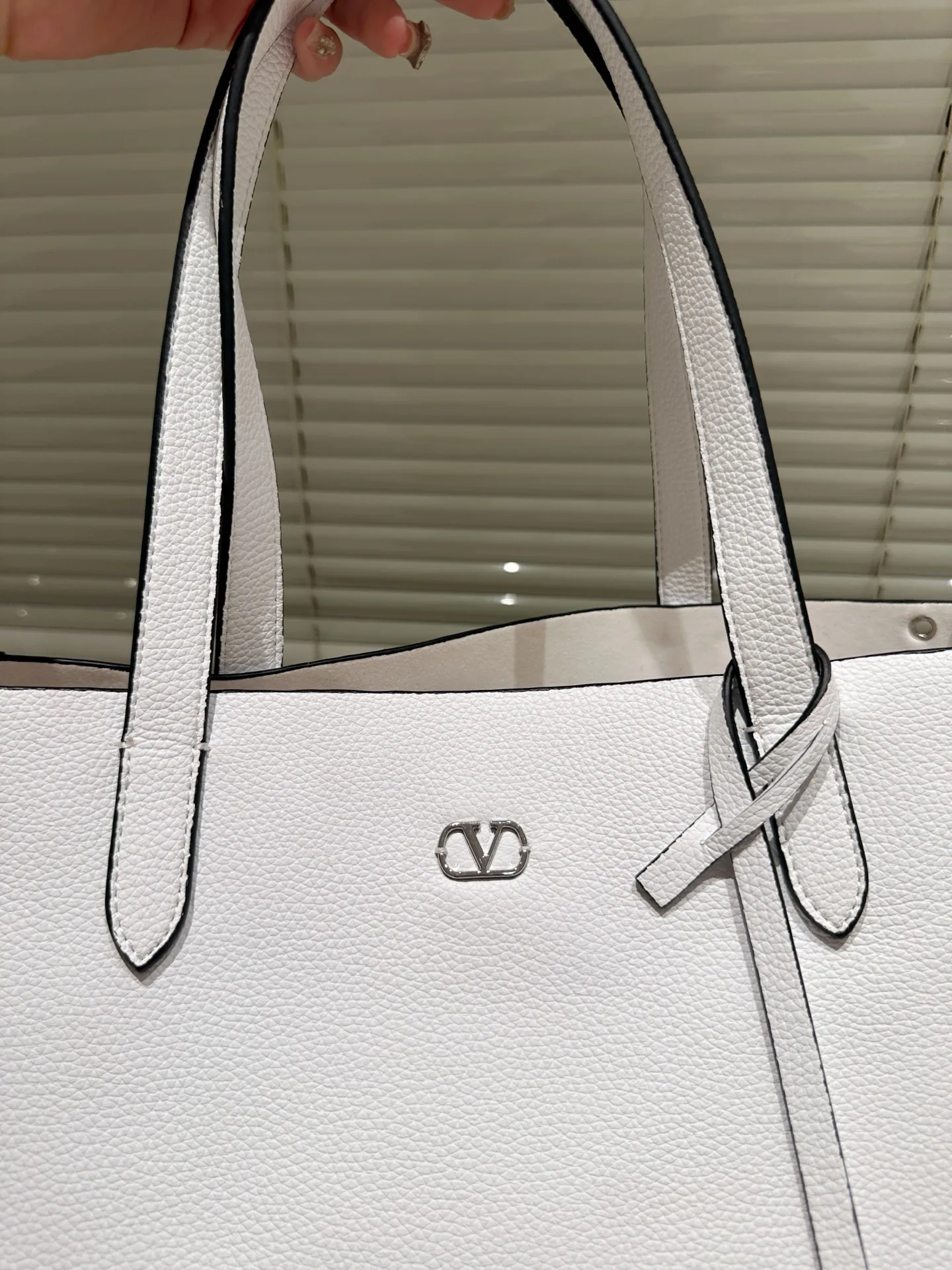 P480 comes with box⚠️Size 40*30 Valentino nellcote tote bag with suede body, decorated with ball rivets and hollow details, balancing retro and fashionable. It can be freely switched between hand-carrying and shoulder-carrying, and combined with a detachable carrying bag, it combines practicality and fun.
