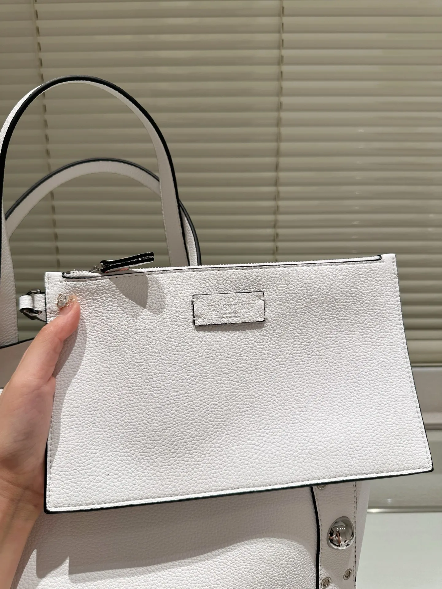 P480 comes with box⚠️Size 40*30 Valentino nellcote tote bag with suede body, decorated with ball rivets and hollow details, balancing retro and fashionable. It can be freely switched between hand-carrying and shoulder-carrying, and combined with a detachable carrying bag, it combines practicality and fun.