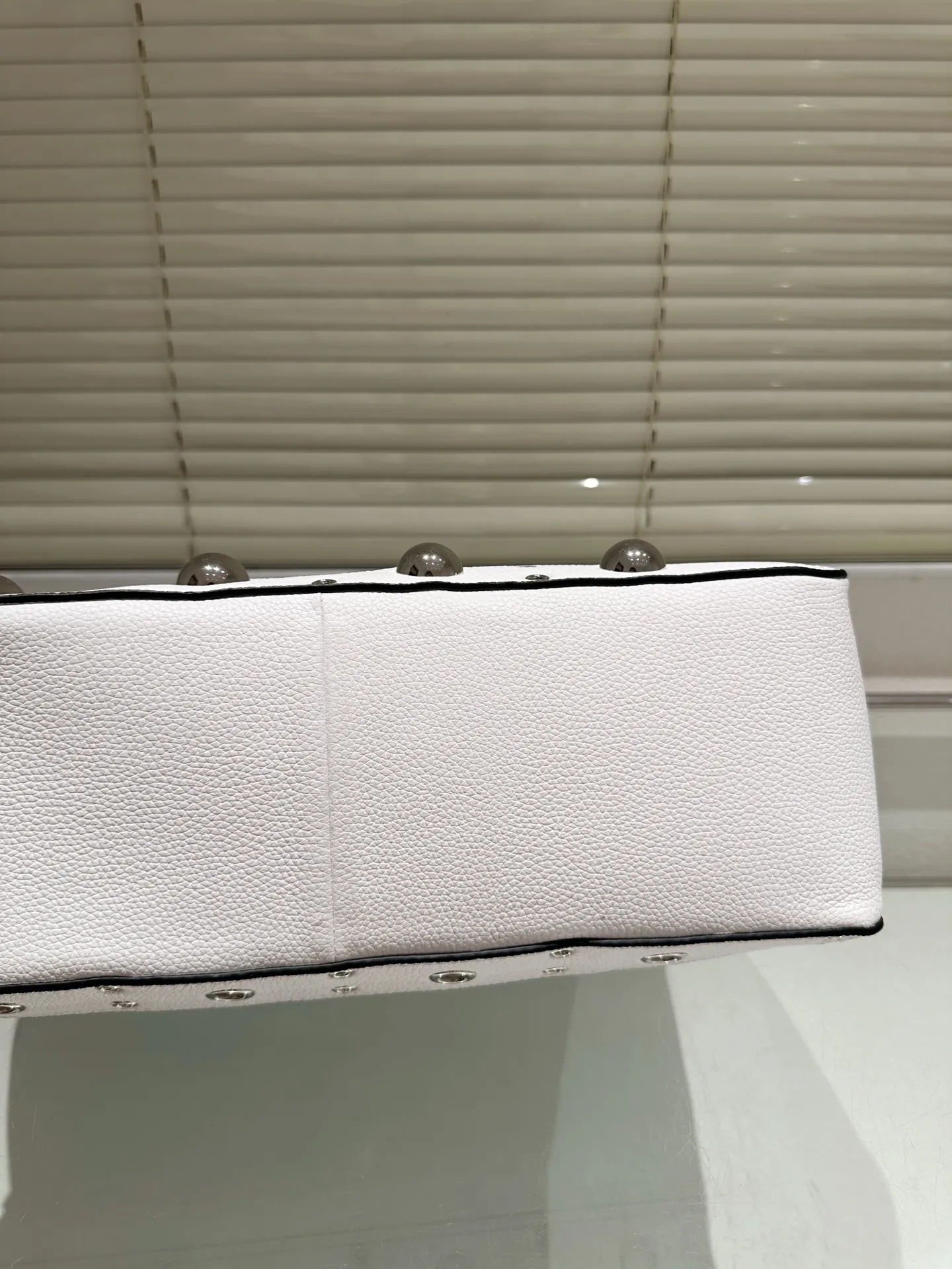 P480 comes with box⚠️Size 40*30 Valentino nellcote tote bag with suede body, decorated with ball rivets and hollow details, balancing retro and fashionable. It can be freely switched between hand-carrying and shoulder-carrying, and combined with a detachable carrying bag, it combines practicality and fun.