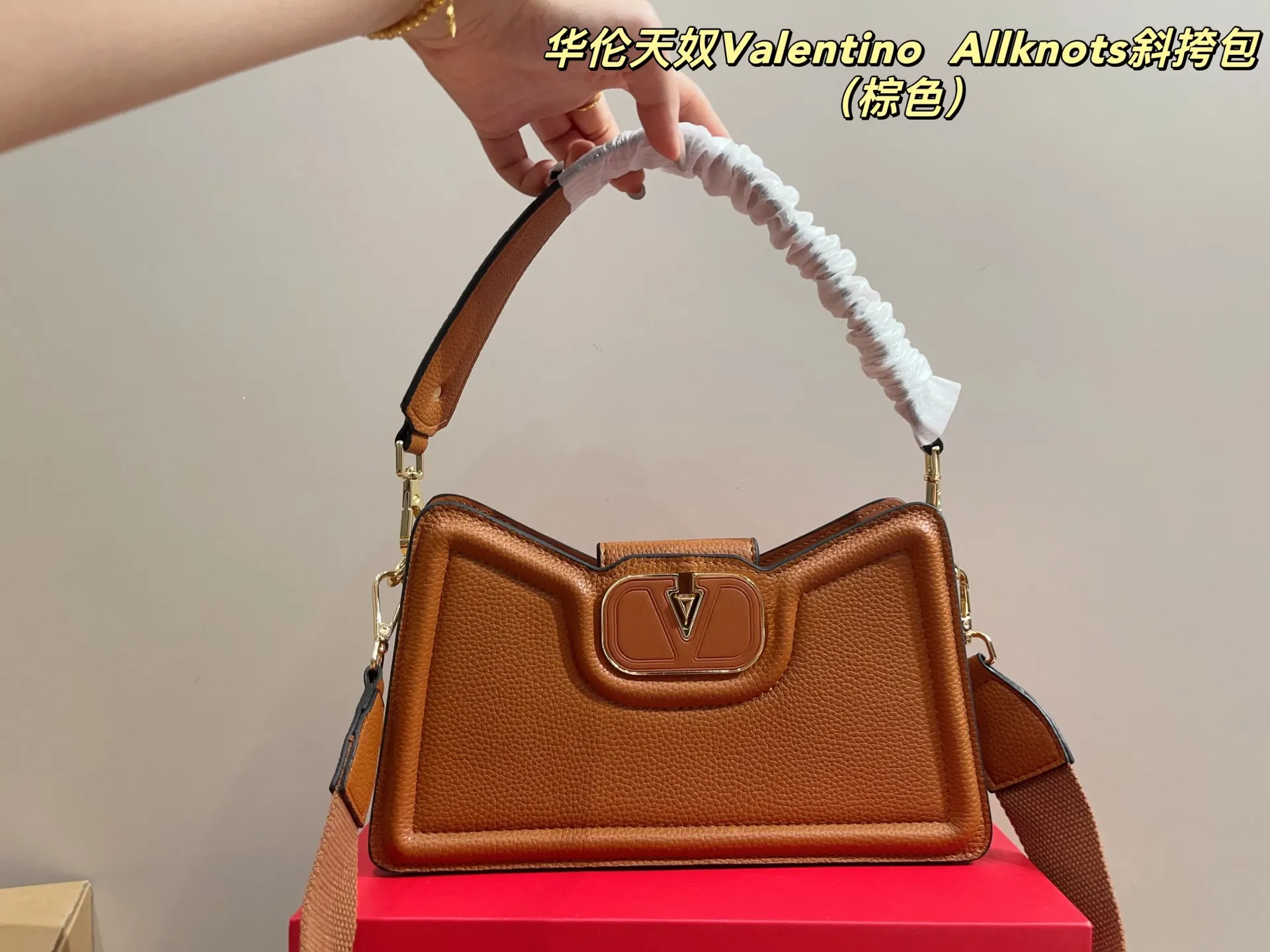 p300 with folding box ⚠️Size 26.11 Valentino Allknots crossbody bag Exquisite and beautiful High-end elegance Very easy to control, no matter the clothes or seasons Can be used all year round