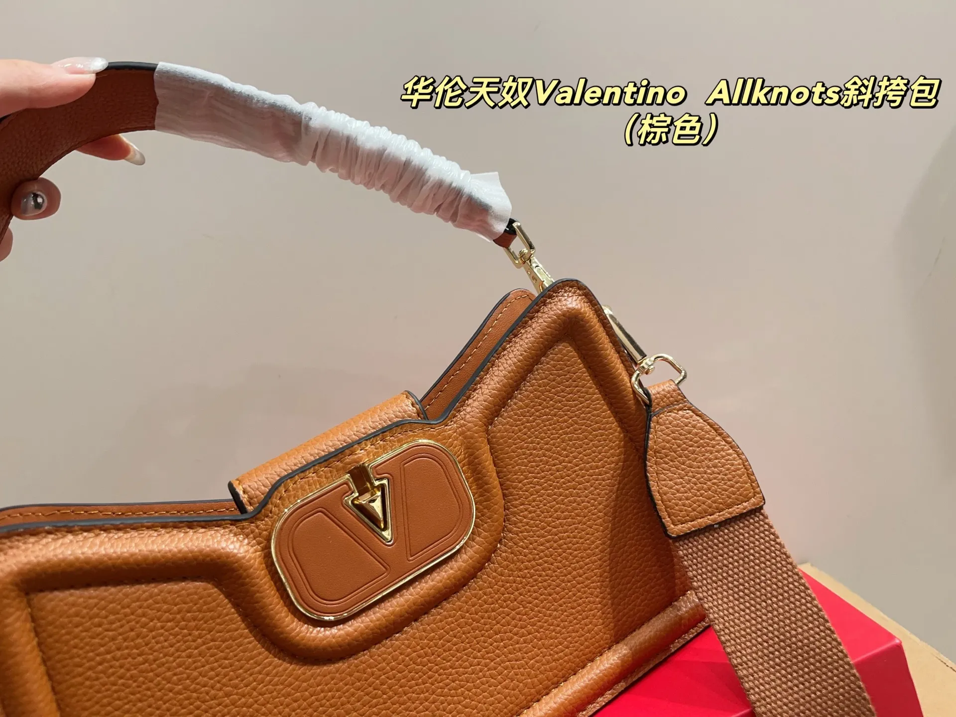 p300 with folding box ⚠️Size 26.11 Valentino Allknots crossbody bag Exquisite and beautiful High-end elegance Very easy to control, no matter the clothes or seasons Can be used all year round