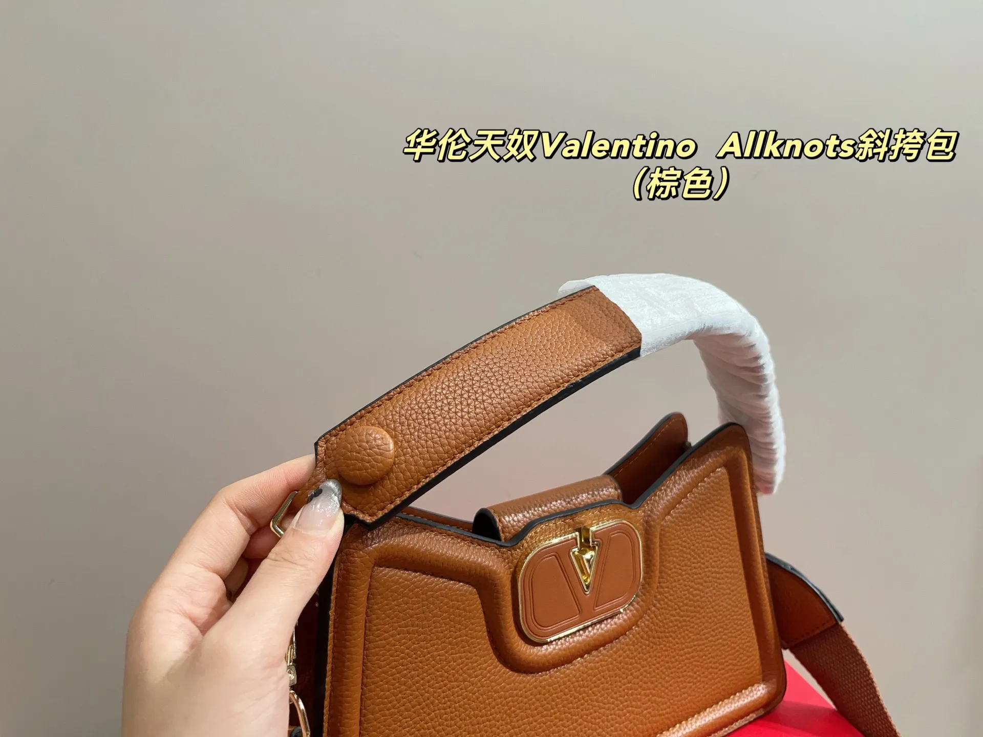 p300 with folding box ⚠️Size 26.11 Valentino Allknots crossbody bag Exquisite and beautiful High-end elegance Very easy to control, no matter the clothes or seasons Can be used all year round