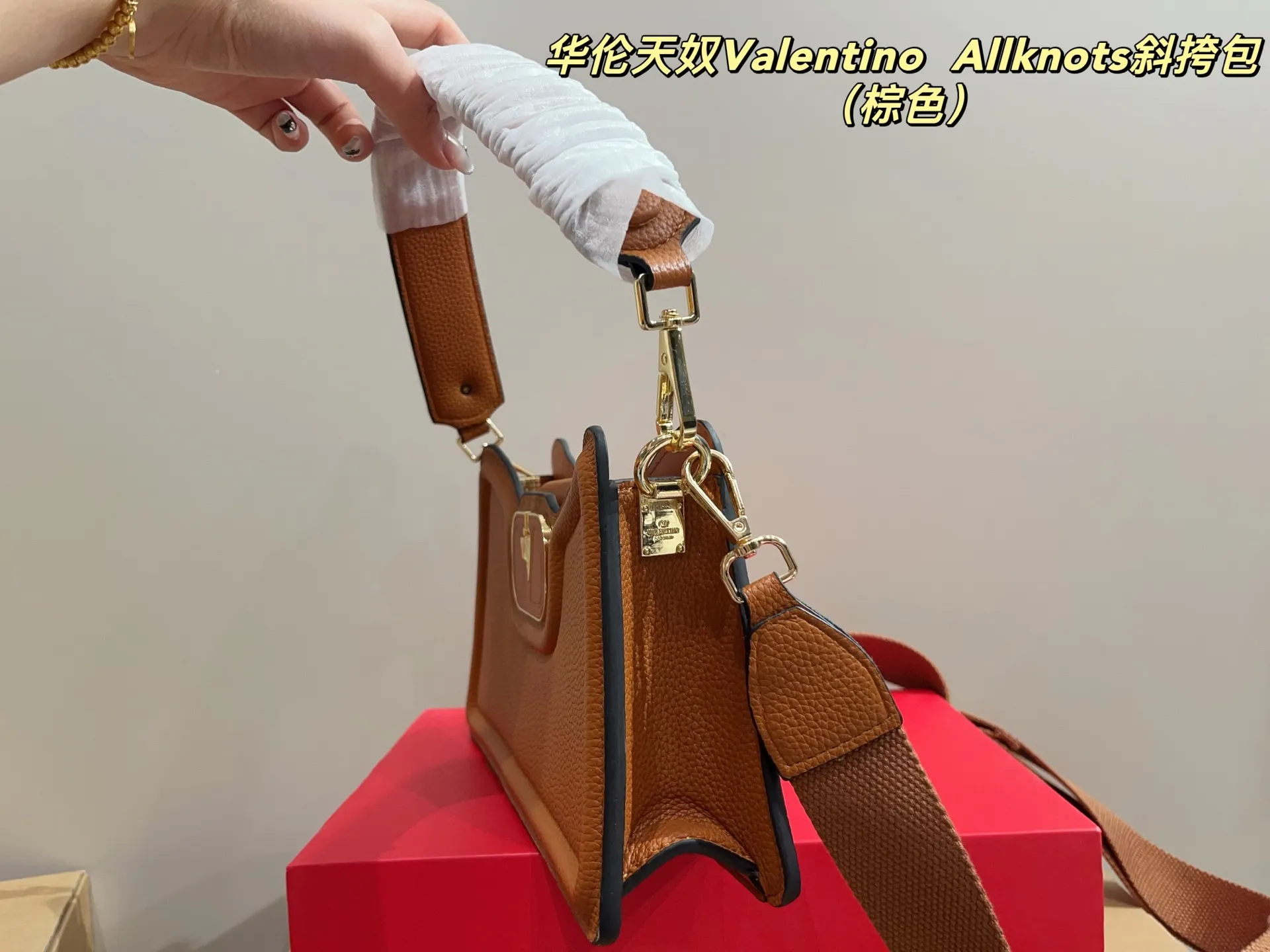 p300 with folding box ⚠️Size 26.11 Valentino Allknots crossbody bag Exquisite and beautiful High-end elegance Very easy to control, no matter the clothes or seasons Can be used all year round