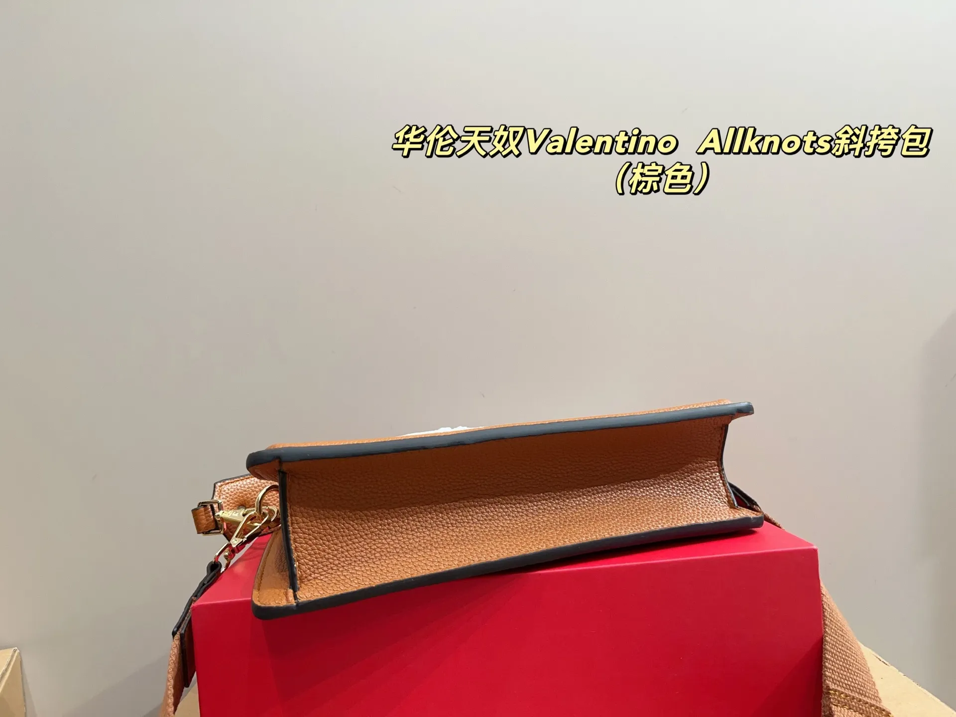 p300 with folding box ⚠️Size 26.11 Valentino Allknots crossbody bag Exquisite and beautiful High-end elegance Very easy to control, no matter the clothes or seasons Can be used all year round