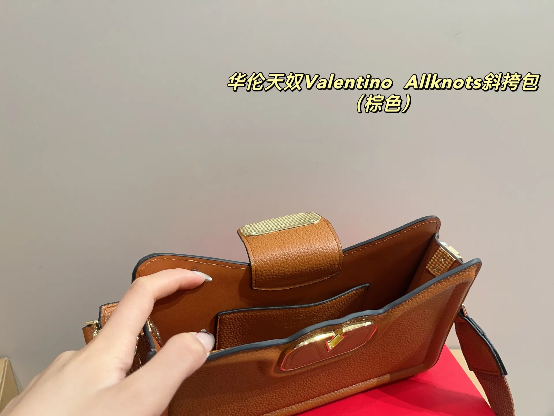p300 with folding box ⚠️Size 26.11 Valentino Allknots crossbody bag Exquisite and beautiful High-end elegance Very easy to control, no matter the clothes or seasons Can be used all year round