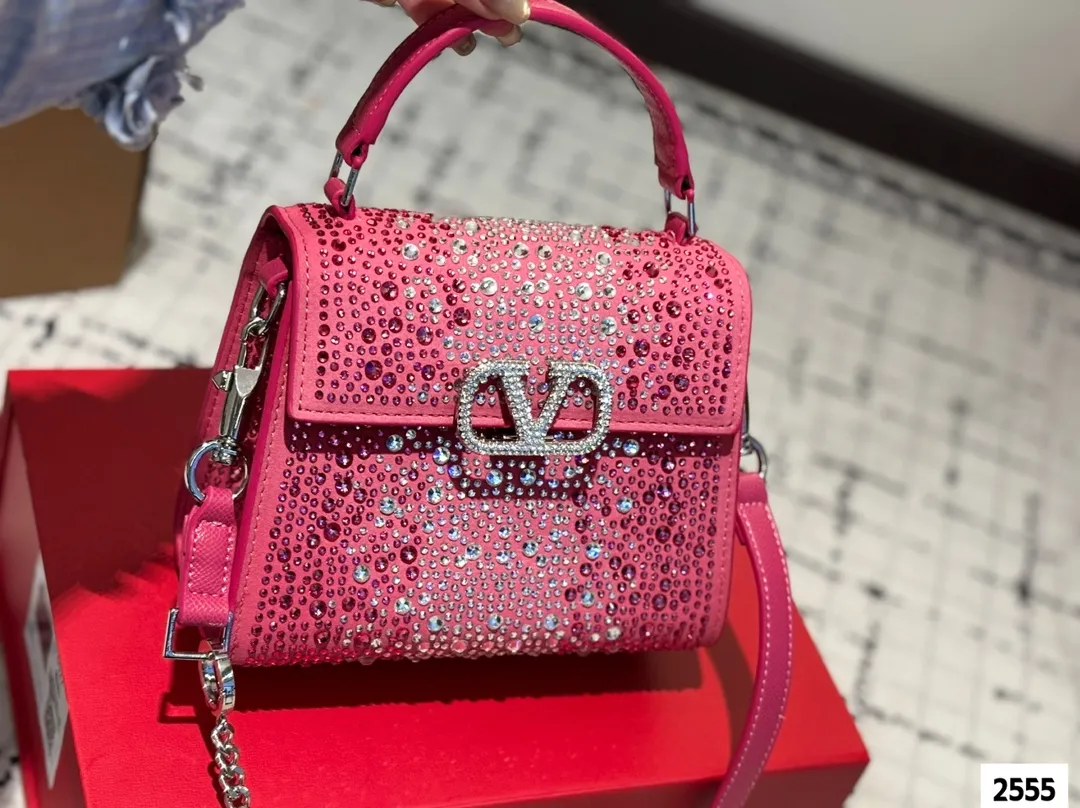 P330 (gift box packaging) valentino vsling full diamond tote bag Valentino is a handbag. If the shoulder strap is connected, it can be used as a shoulder bag or crossbody bag. The V mark on the front of the bag is the unique Valentino logo. It has a sense of luxury and fashion. good#Valentino Size: 19 15