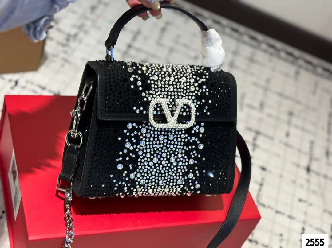 P330 (gift box packaging) valentino vsling full diamond tote bag Valentino is a handbag. If the shoulder strap is connected, it can be used as a shoulder bag or crossbody bag. The V mark on the front of the bag is the unique Valentino logo. It has a sense of luxury and fashion. good#Valentino Size: 19 15
