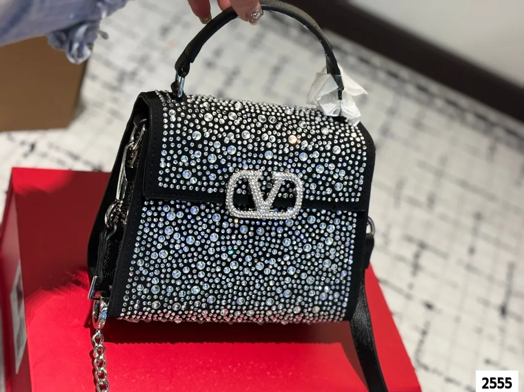 P330 (gift box packaging) valentino vsling full diamond tote bag Valentino is a handbag. If the shoulder strap is connected, it can be used as a shoulder bag or crossbody bag. The V mark on the front of the bag is the unique Valentino logo. It has a sense of luxury and fashion. good#Valentino Size: 19 15