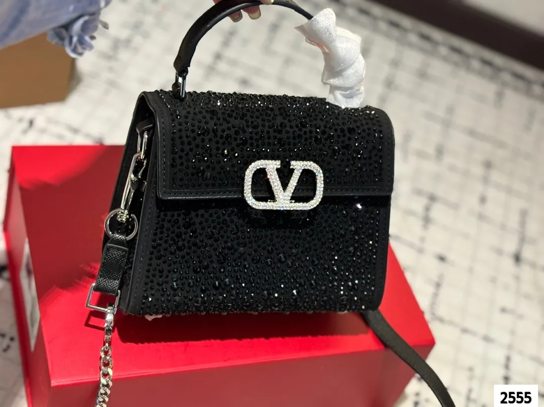 P330 (gift box packaging) valentino vsling full diamond tote bag Valentino is a handbag. If the shoulder strap is connected, it can be used as a shoulder bag or crossbody bag. The V mark on the front of the bag is the unique Valentino logo. It has a sense of luxury and fashion. good#Valentino Size: 19 15
