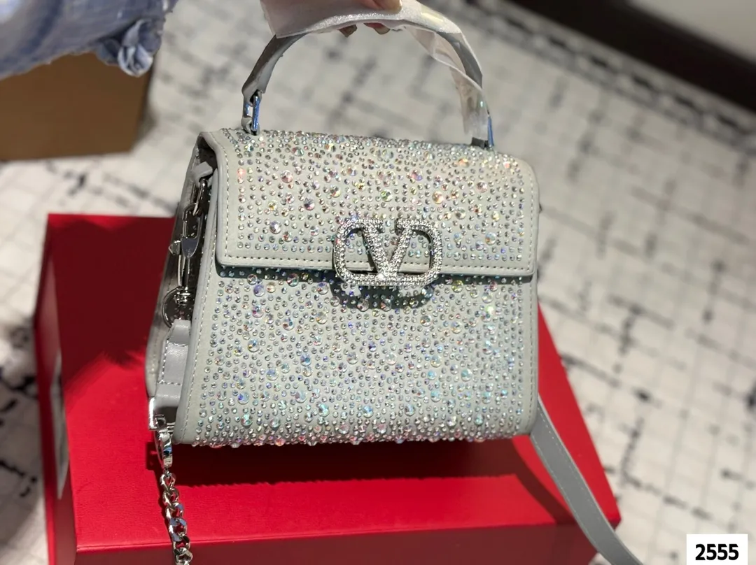 P330 (gift box packaging) valentino vsling full diamond tote bag Valentino is a handbag. If the shoulder strap is connected, it can be used as a shoulder bag or crossbody bag. The V mark on the front of the bag is the unique Valentino logo. It has a sense of luxury and fashion. good#Valentino Size: 19 15