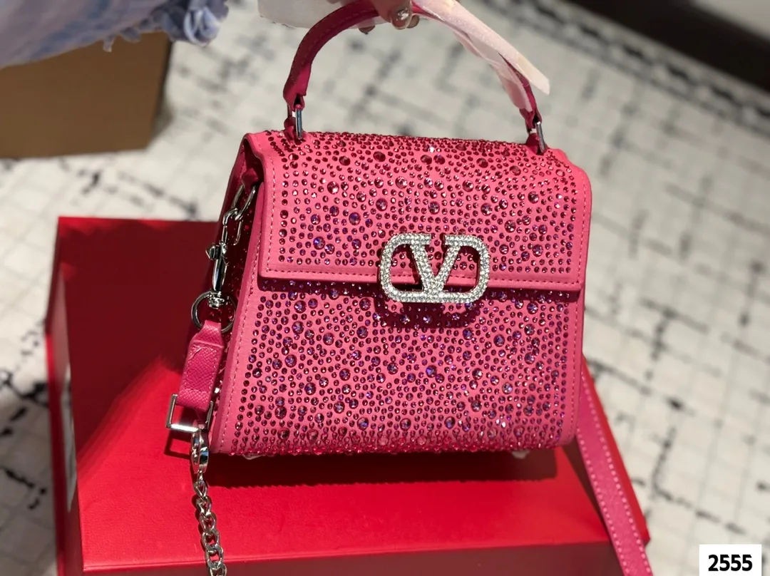 P330 (gift box packaging) valentino vsling full diamond tote bag Valentino is a handbag. If the shoulder strap is connected, it can be used as a shoulder bag or crossbody bag. The V mark on the front of the bag is the unique Valentino logo. It has a sense of luxury and fashion. good#Valentino Size: 19 15