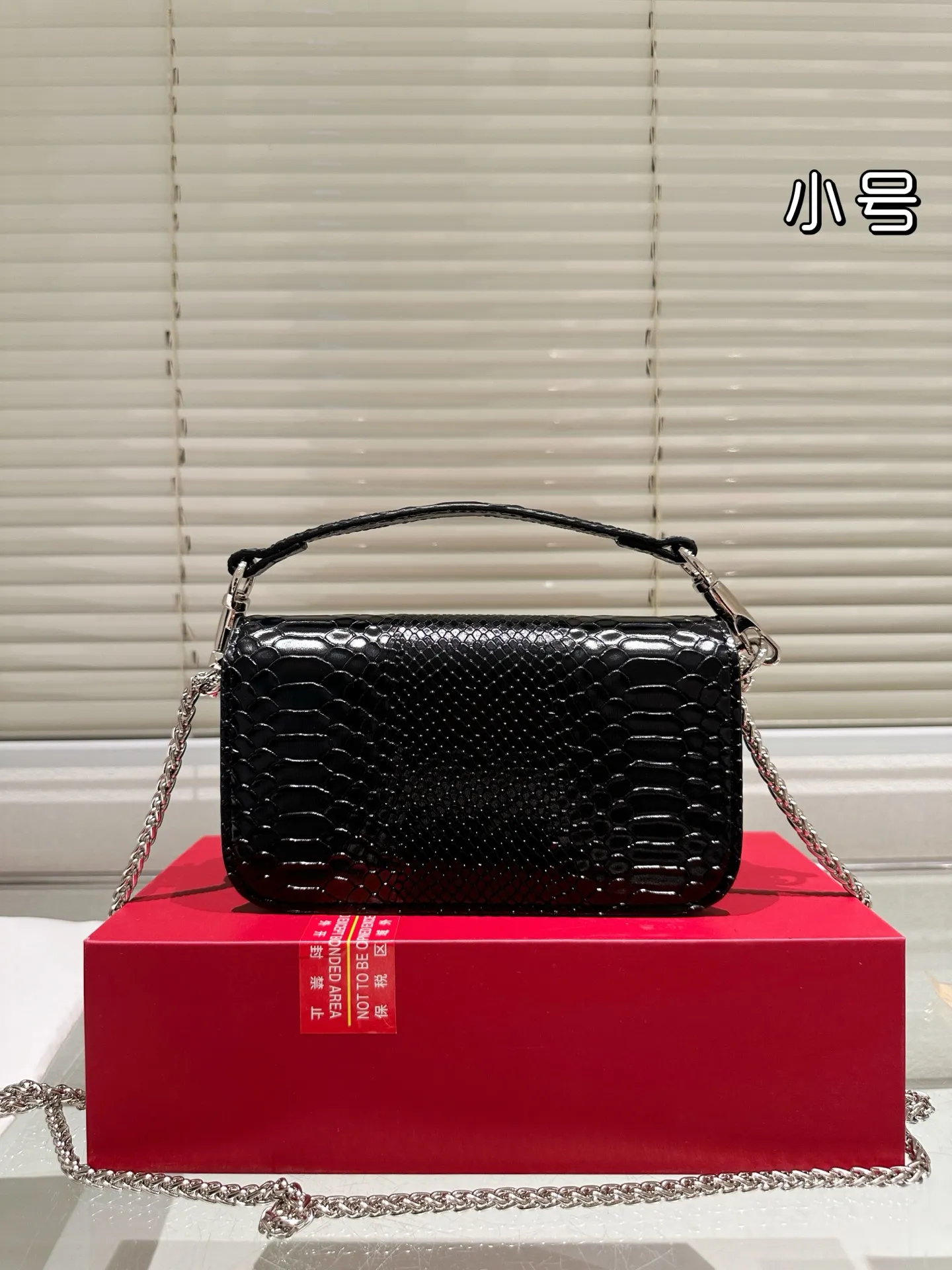 Large P330 Folding Box ⚠️Size 20.10 Valentino Loco Shoulder Bag Overflowing with Sophistication This Look Is Very Versatile No matter how you carry it, you won’t feel any pressure. Which girl can resist such a beautiful bag?