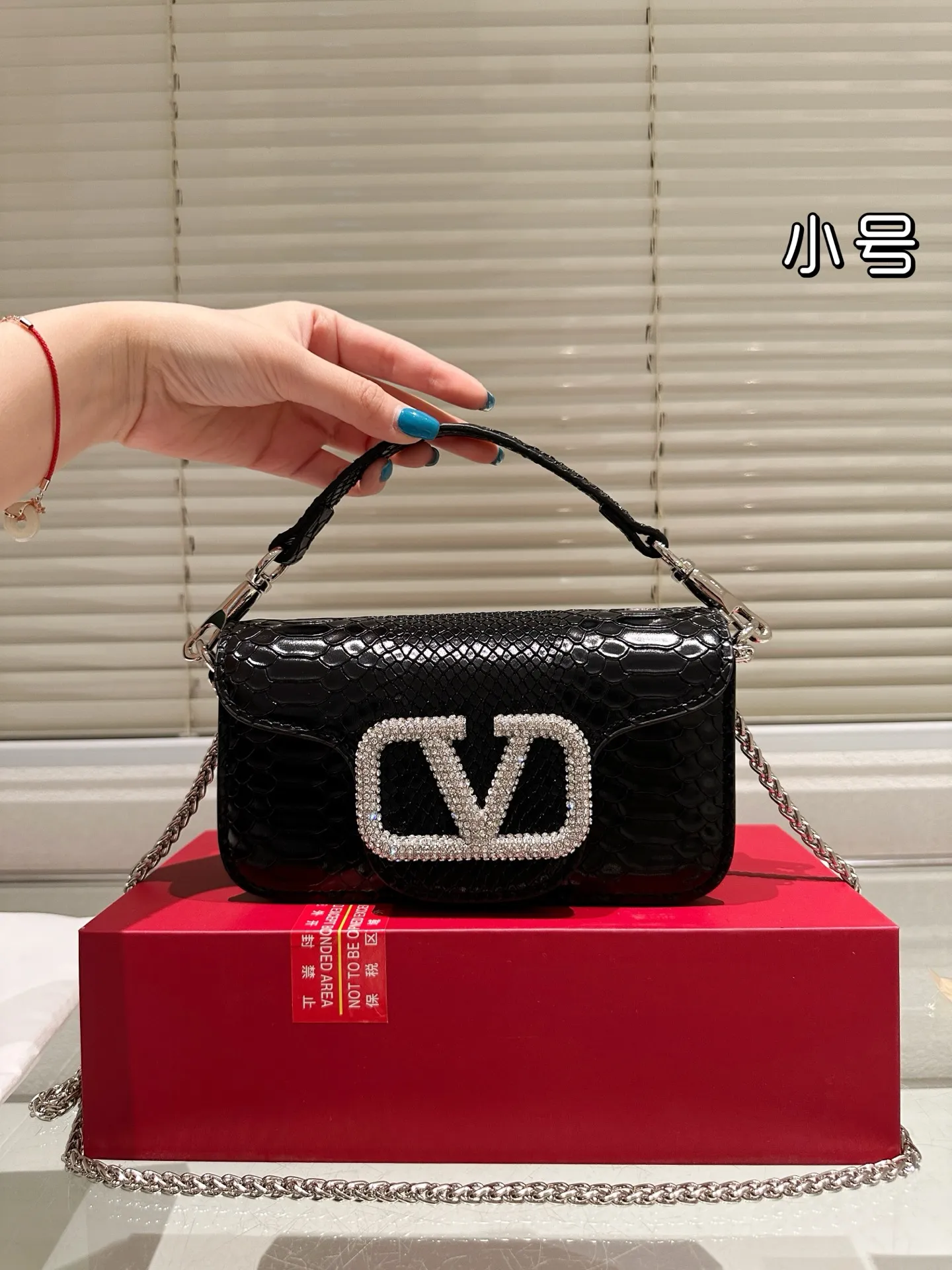 Large P330 Folding Box ⚠️Size 20.10 Valentino Loco Shoulder Bag Overflowing with Sophistication This Look Is Very Versatile No matter how you carry it, you won’t feel any pressure. Which girl can resist such a beautiful bag?