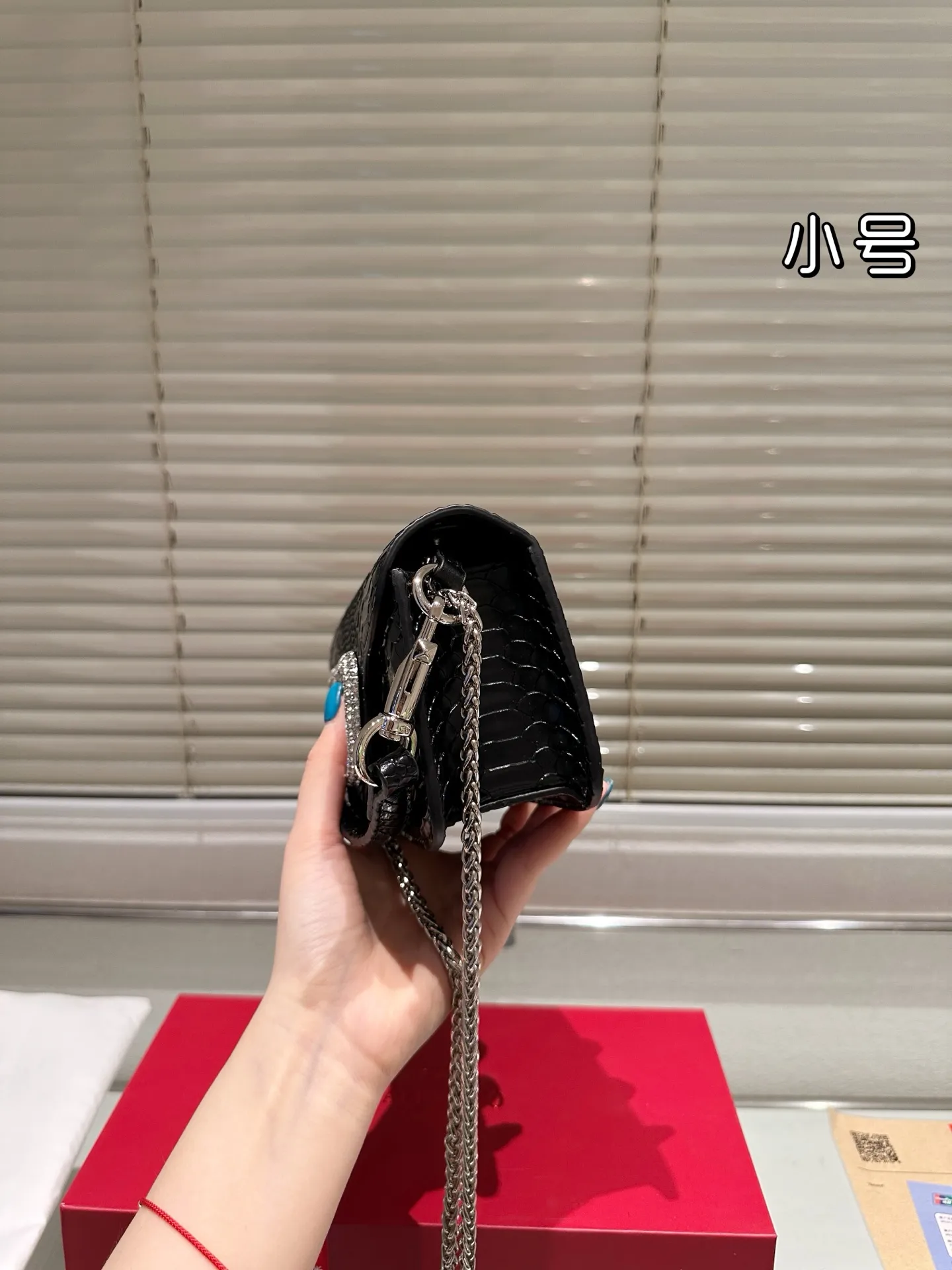 Large P330 Folding Box ⚠️Size 20.10 Valentino Loco Shoulder Bag Overflowing with Sophistication This Look Is Very Versatile No matter how you carry it, you won’t feel any pressure. Which girl can resist such a beautiful bag?