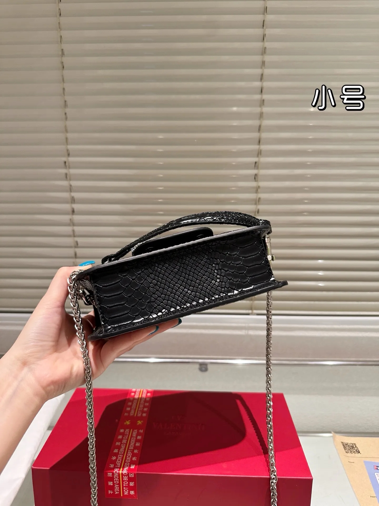 Large P330 Folding Box ⚠️Size 20.10 Valentino Loco Shoulder Bag Overflowing with Sophistication This Look Is Very Versatile No matter how you carry it, you won’t feel any pressure. Which girl can resist such a beautiful bag?